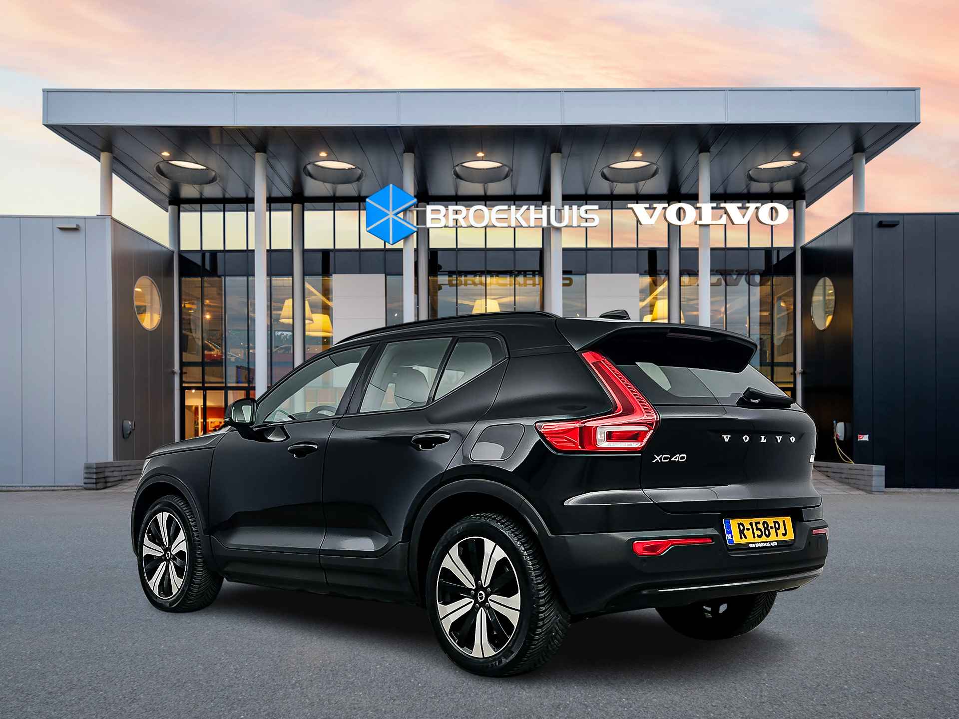 Volvo XC40 Recharge Core 70 kWh | Stoel/stuurverwarming | Warmtepomp | 19" Allseason | Parkeercamera | Parkeersensoren V+A | Google - 5/30