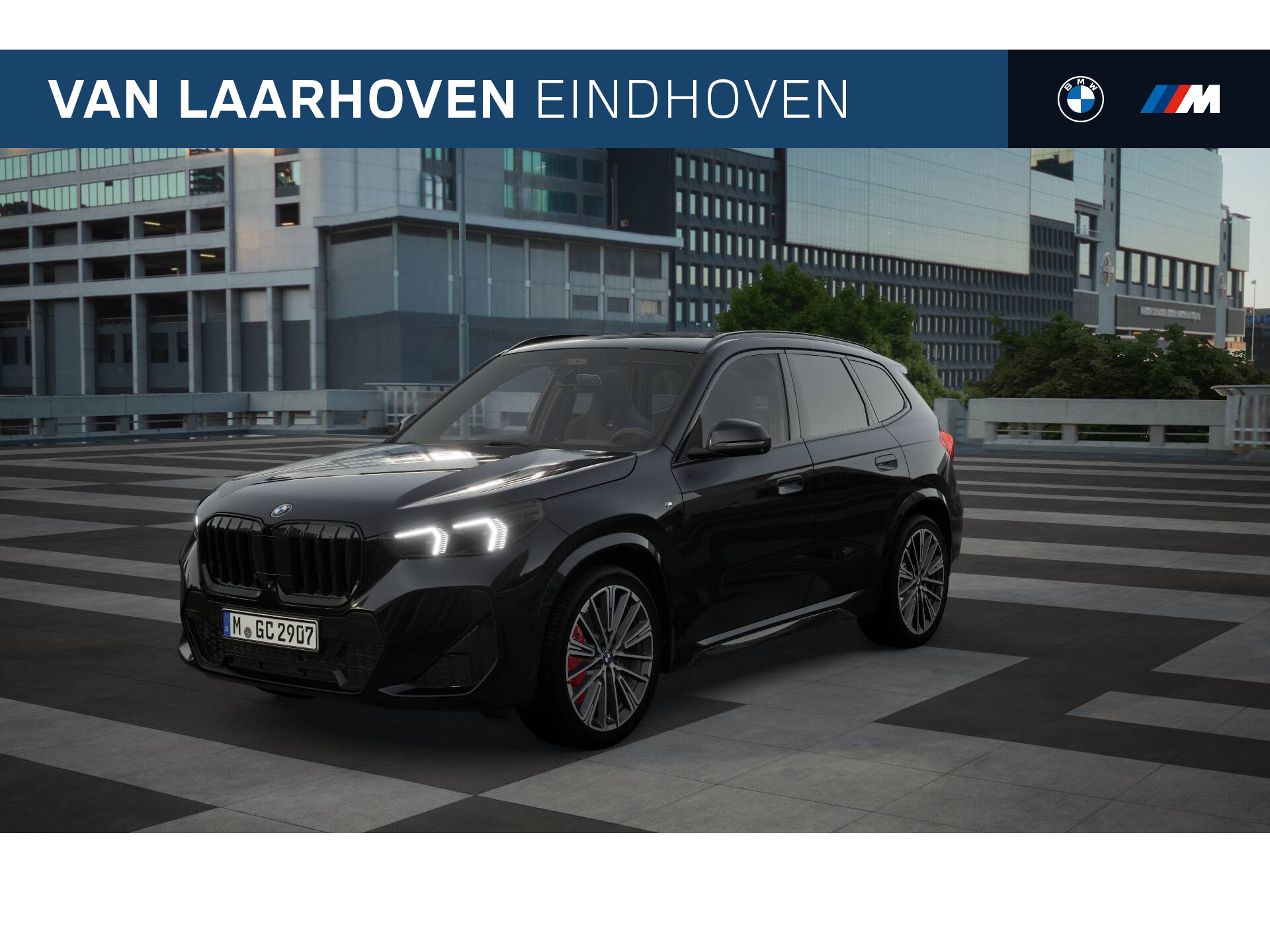 BMW X1 xDrive23i High Executive M Sport Automaat / Panoramadak / Trekhaak / M Sportstoelen / Parking Assistant Professional / Adaptieve LED / M Adaptief onderstel