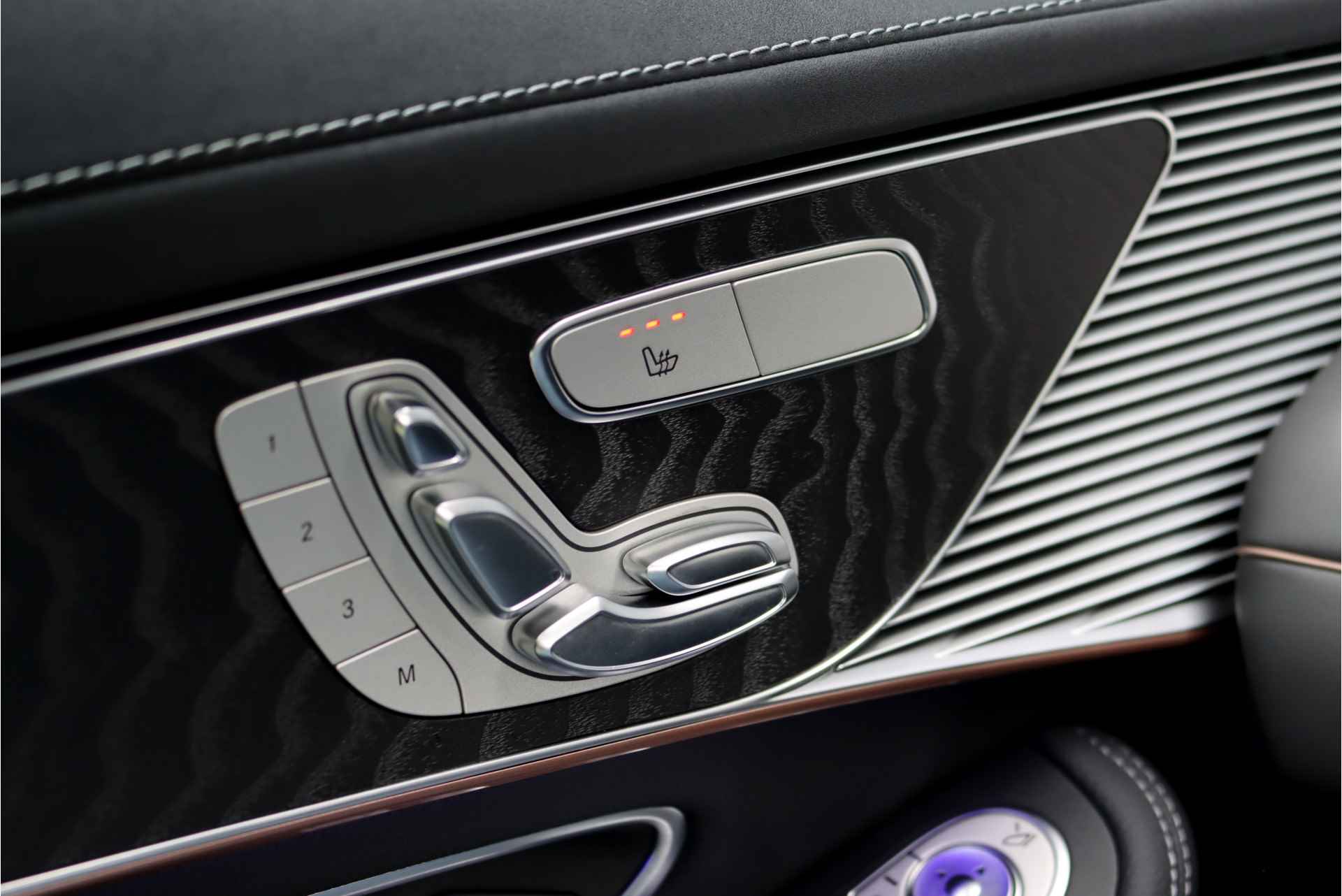 Mercedes-Benz EQC 400 4-MATIC AMG Line 80 kWh, Schuif-/Kanteldak, Distronic+, Memory, Trekhaak, Surround Camera, Keyless Go, Head-up Display, Voorklimatisering, Rijassistentiepakket, Air-Balance, Etc. - 9/51