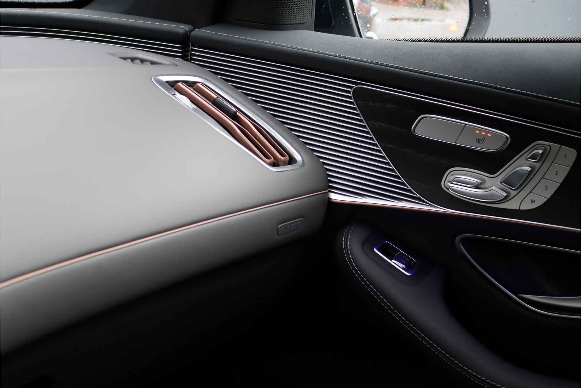 Mercedes-Benz EQC 400 4MATIC AMG Line 80 kWh, Schuif-/Kanteldak, Distronic+, Memory, Trekhaak, Surround Camera, Keyless Go, Head-up Display, Voorklimatisering, Rijassistentiepakket, Air-Balance, Etc. - 13/51