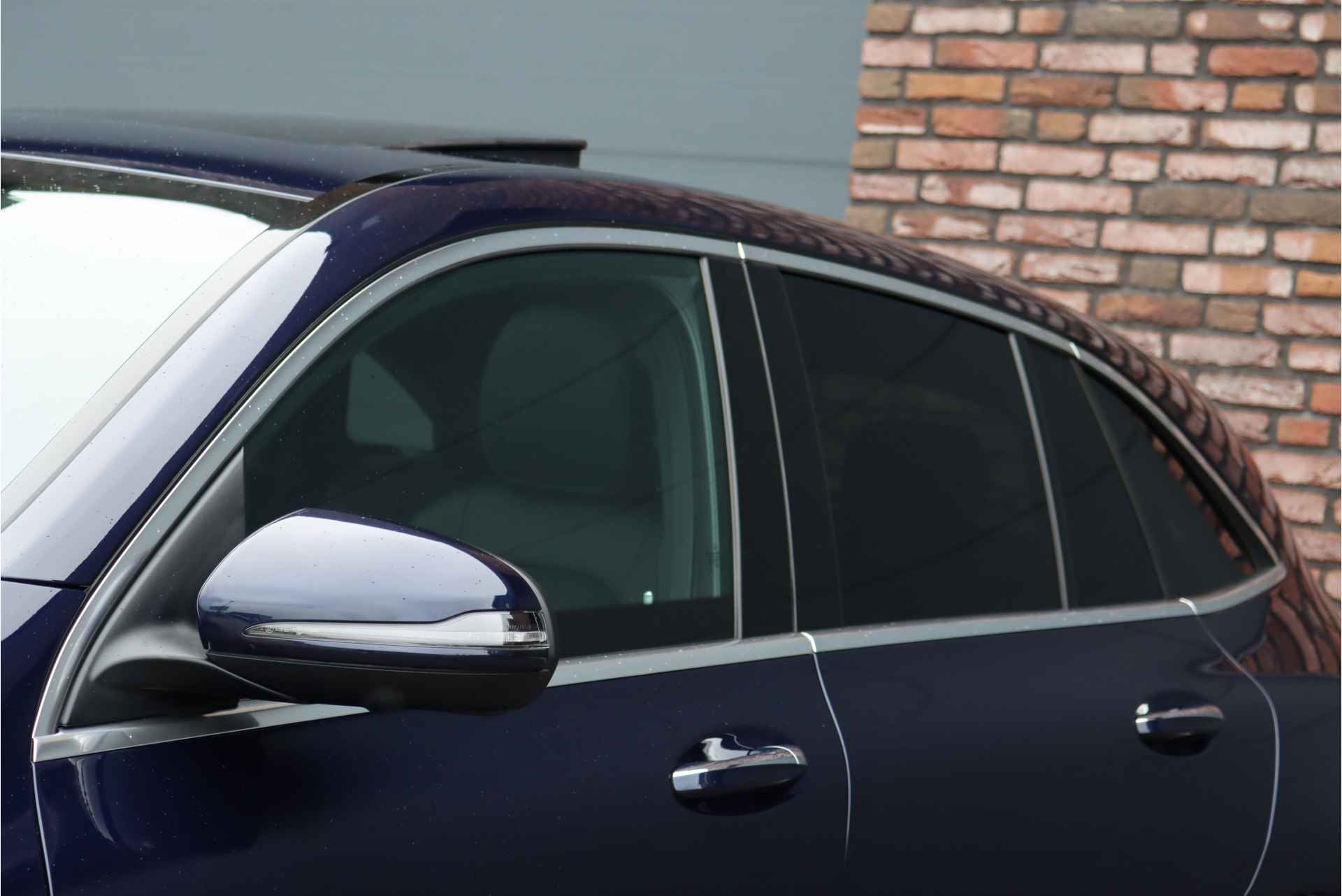 Mercedes-Benz EQC 400 4-MATIC AMG Line 80 kWh, Schuif-/Kanteldak, Distronic+, Memory, Trekhaak, Surround Camera, Keyless Go, Head-up Display, Voorklimatisering, Rijassistentiepakket, Air-Balance, Etc. - 20/51