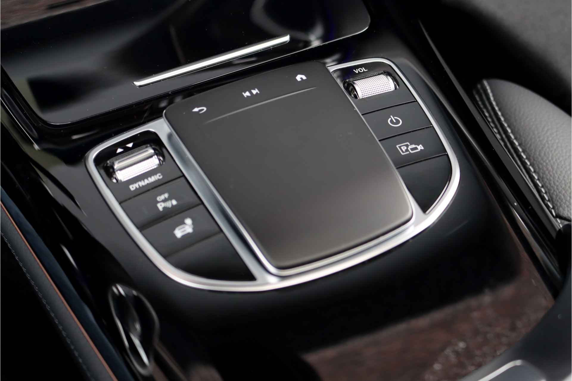 Mercedes-Benz EQC 400 4-MATIC AMG Line 80 kWh, Schuif-/Kanteldak, Distronic+, Memory, Trekhaak, Surround Camera, Keyless Go, Head-up Display, Voorklimatisering, Rijassistentiepakket, Air-Balance, Etc. - 36/51