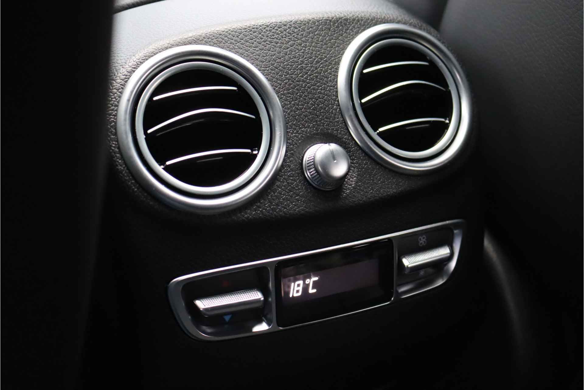 Mercedes-Benz EQC 400 4-MATIC AMG Line 80 kWh, Schuif-/Kanteldak, Distronic+, Memory, Trekhaak, Surround Camera, Keyless Go, Head-up Display, Voorklimatisering, Rijassistentiepakket, Air-Balance, Etc. - 38/51