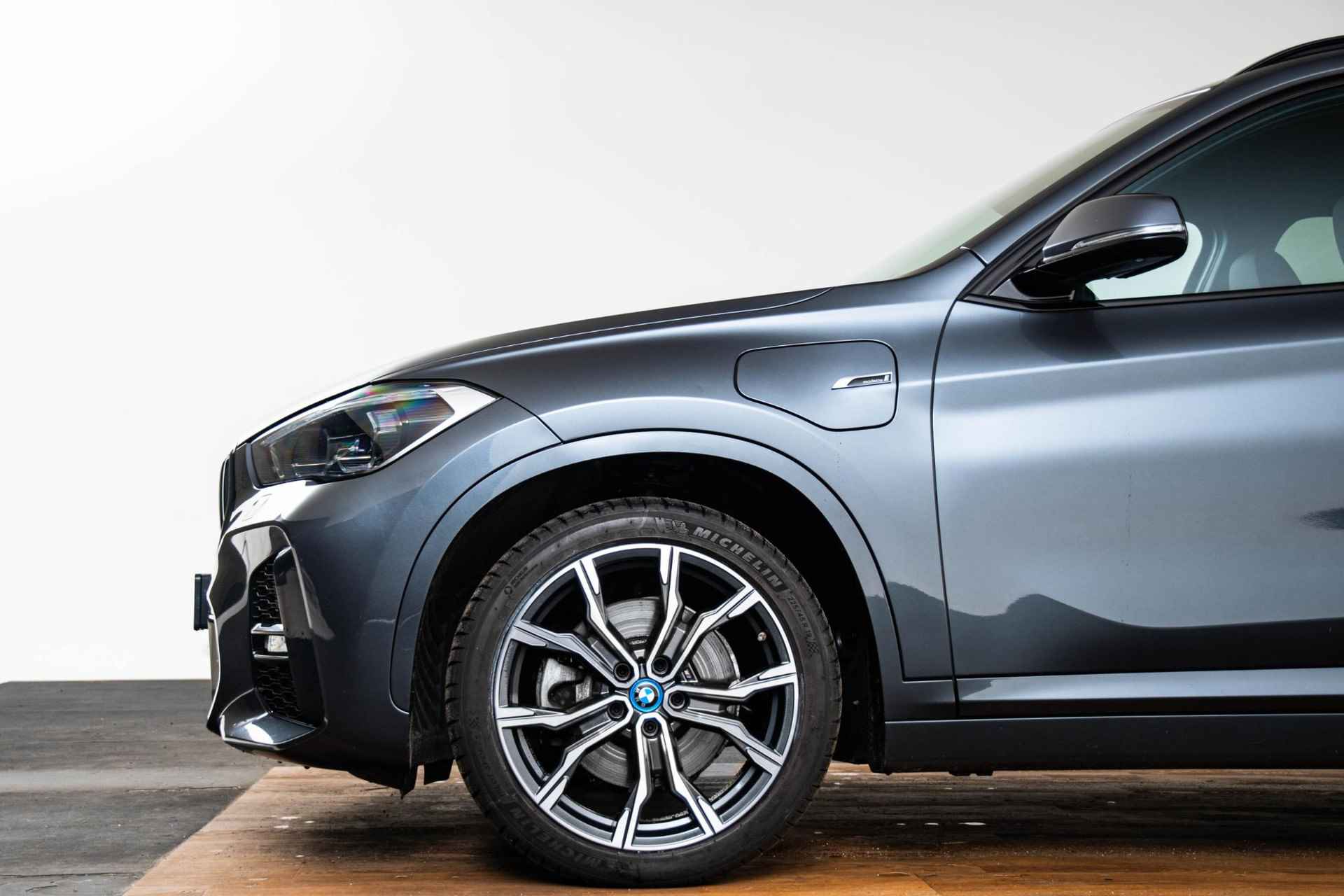 BMW X1 xDrive25e Executive M Sport - Elektrische Achterklep - Cruise Control - Elektrisch Verwarmde Voorstoelen/Stuurwiel - Getinte Ruiten - Armsteun voor - Park Distance Control achter - Bandenspanningsweergavesysteem - - 7/69