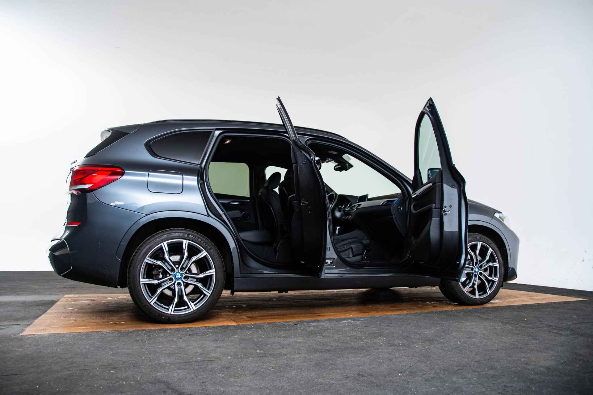 BMW X1 xDrive25e Executive M Sport - Elektrische Achterklep - Cruise Control - Elektrisch Verwarmde Voorstoelen/Stuurwiel - Getinte Ruiten - Armsteun voor - Park Distance Control achter - Bandenspanningsweergavesysteem - - 9/69