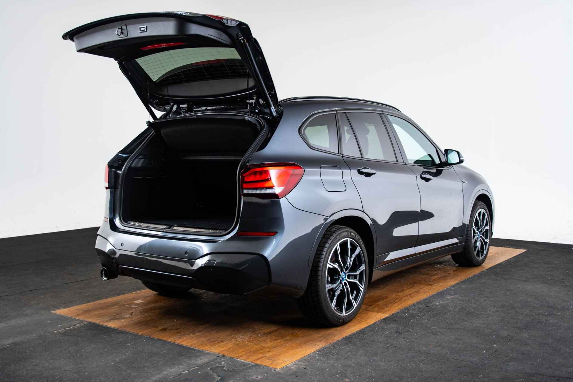 BMW X1 xDrive25e Executive M Sport - Elektrische Achterklep - Cruise Control - Elektrisch Verwarmde Voorstoelen/Stuurwiel - Getinte Ruiten - Armsteun voor - Park Distance Control achter - Bandenspanningsweergavesysteem - - 11/69