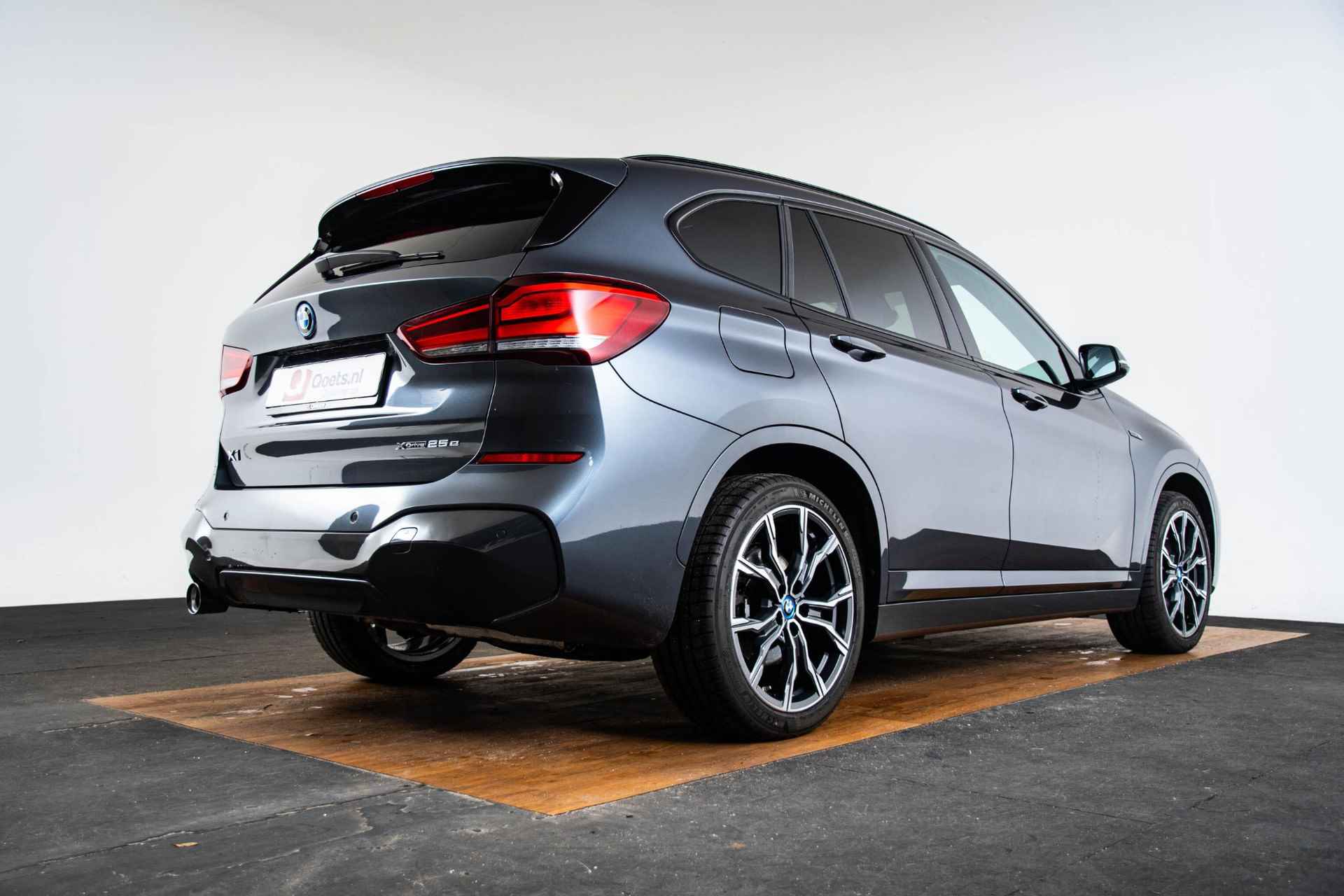 BMW X1 xDrive25e Executive M Sport - Elektrische Achterklep - Cruise Control - Elektrisch Verwarmde Voorstoelen/Stuurwiel - Getinte Ruiten - Armsteun voor - Park Distance Control achter - Bandenspanningsweergavesysteem - - 55/69