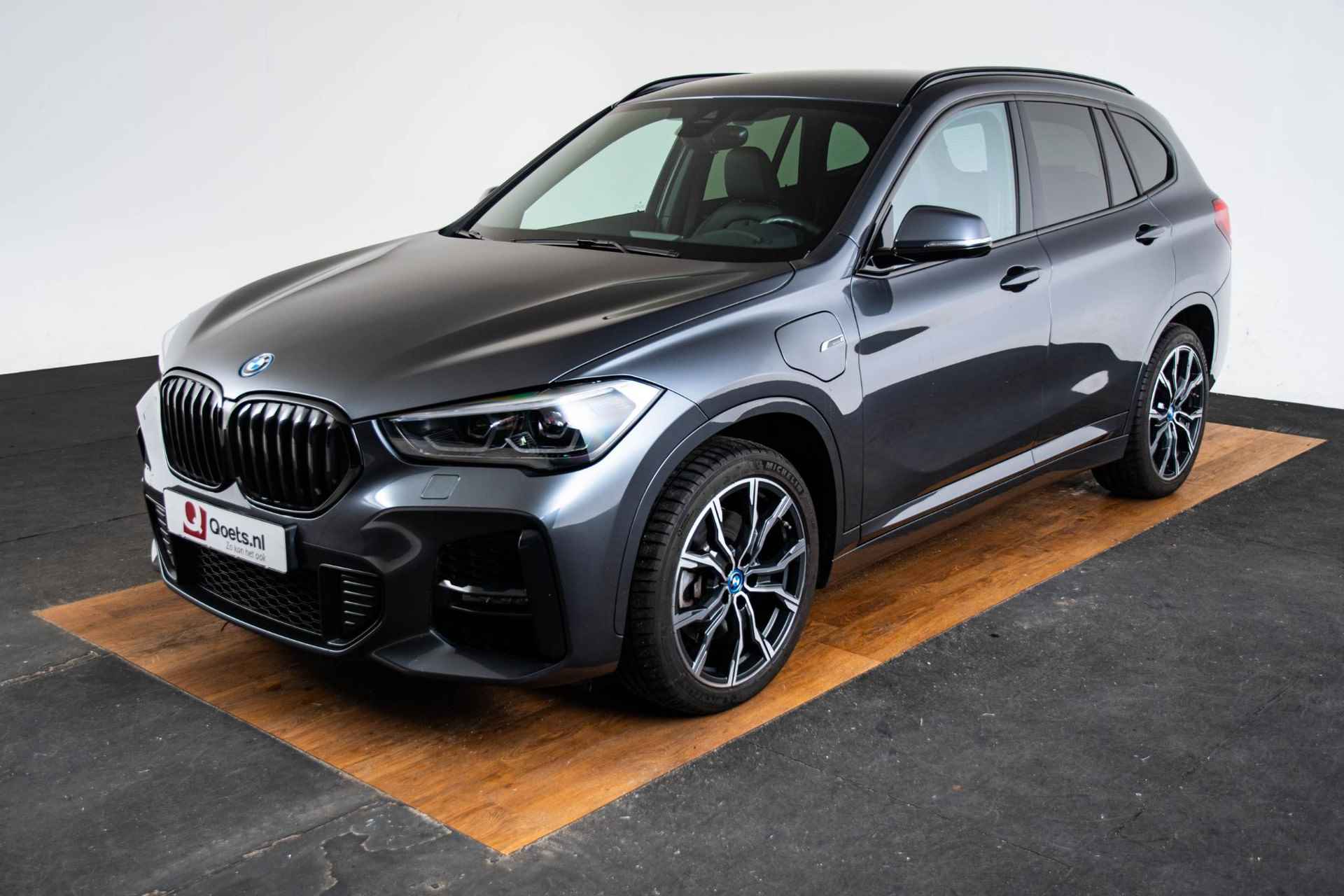 BMW X1 xDrive25e Executive M Sport - Elektrische Achterklep - Cruise Control - Elektrisch Verwarmde Voorstoelen/Stuurwiel - Getinte Ruiten - Armsteun voor - Park Distance Control achter - Bandenspanningsweergavesysteem - - 65/69