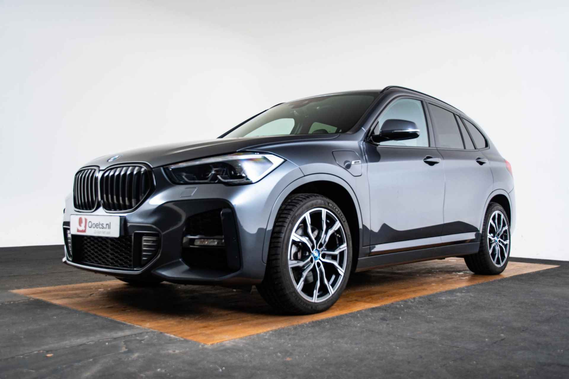 BMW X1 xDrive25e Executive M Sport - Elektrische Achterklep - Cruise Control - Elektrisch Verwarmde Voorstoelen/Stuurwiel - Getinte Ruiten - Armsteun voor - Park Distance Control achter - Bandenspanningsweergavesysteem - - 66/69