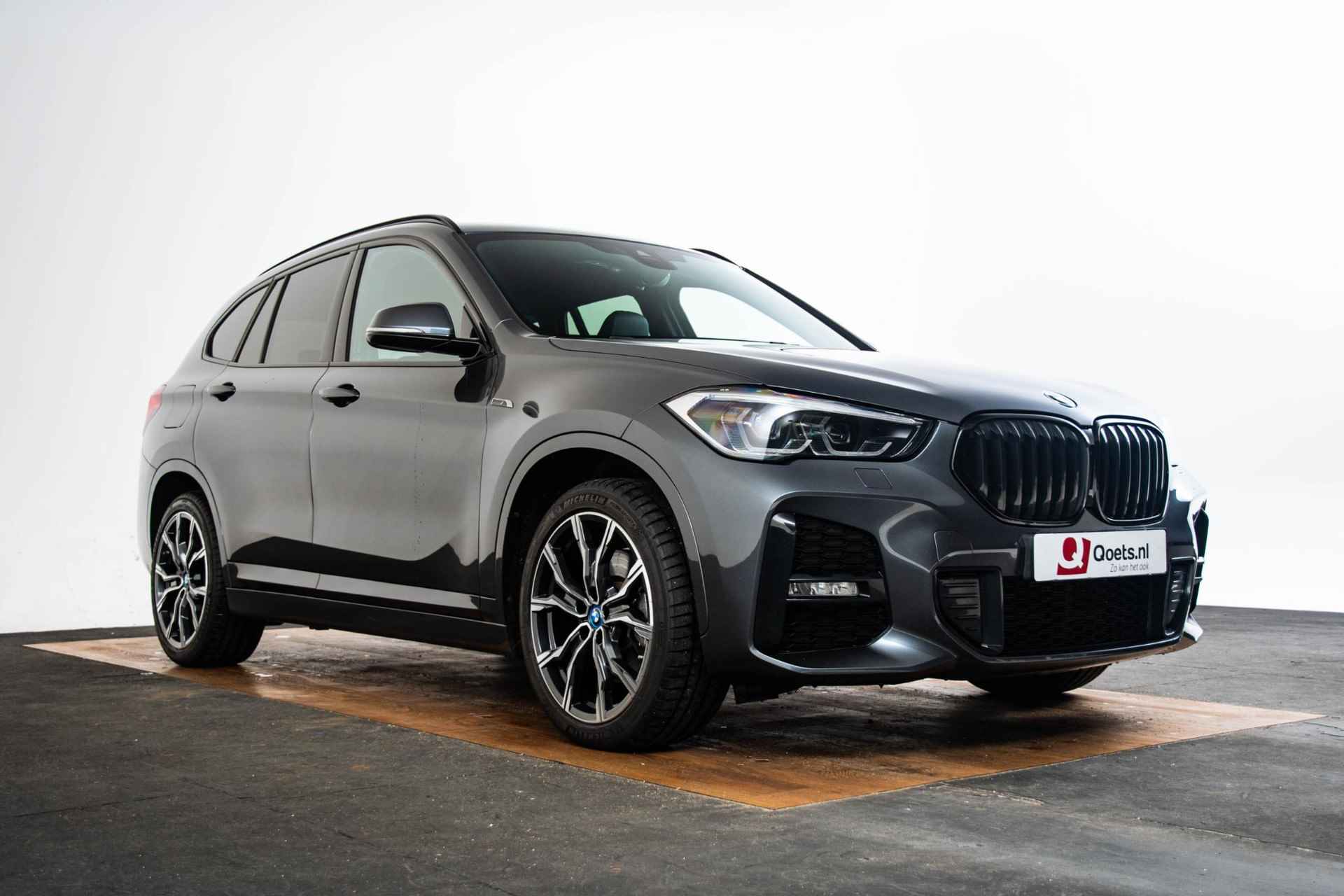 BMW X1 xDrive25e Executive M Sport - Elektrische Achterklep - Cruise Control - Elektrisch Verwarmde Voorstoelen/Stuurwiel - Getinte Ruiten - Armsteun voor - Park Distance Control achter - Bandenspanningsweergavesysteem - - 68/69