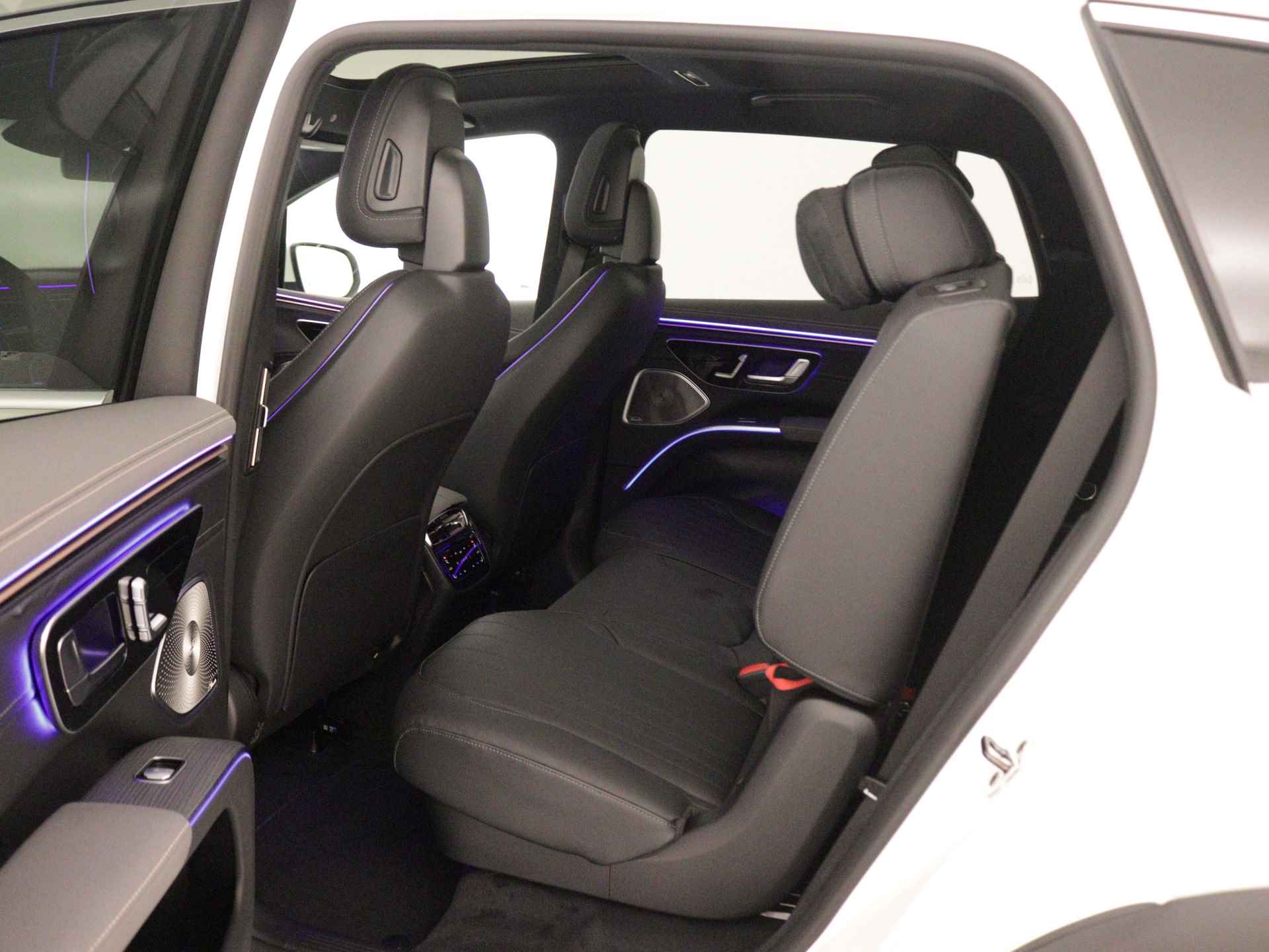 Mercedes-Benz EQS SUV 450 4MATIC Luxury Line 108kWh | Trekhaak |  Achterasbesturing tot 10° | MBUX HYPERSCREEN | Smartphone-integratie | Akoestiekcomfortpakket | KEYLESS GO-comfortpakket | Rij-assistentiepakket Plus | - 30/41