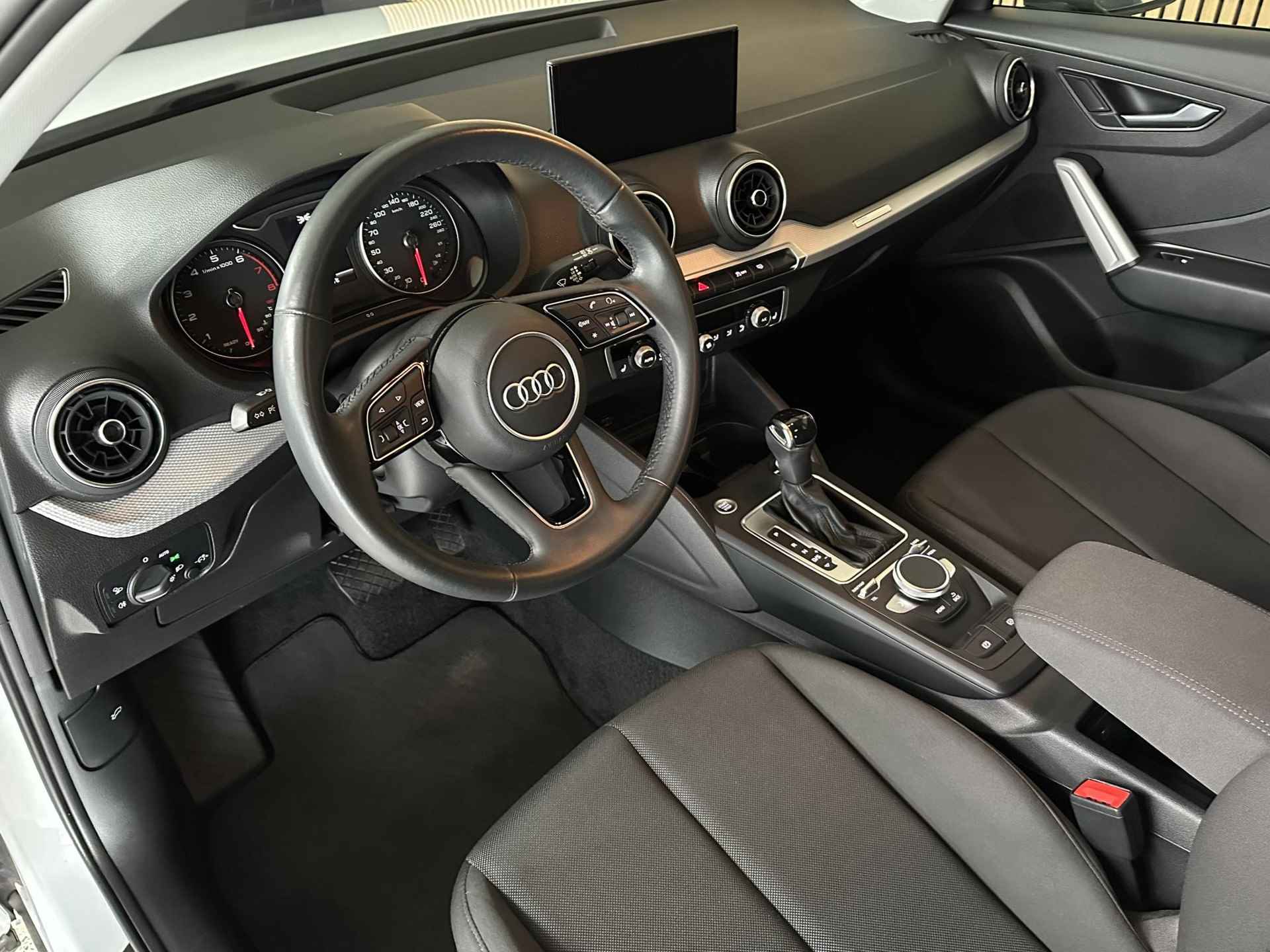 Audi Q2 35 TFSI S Edition Stoelverwarming | Camera| Matrix verlichting - 4/34