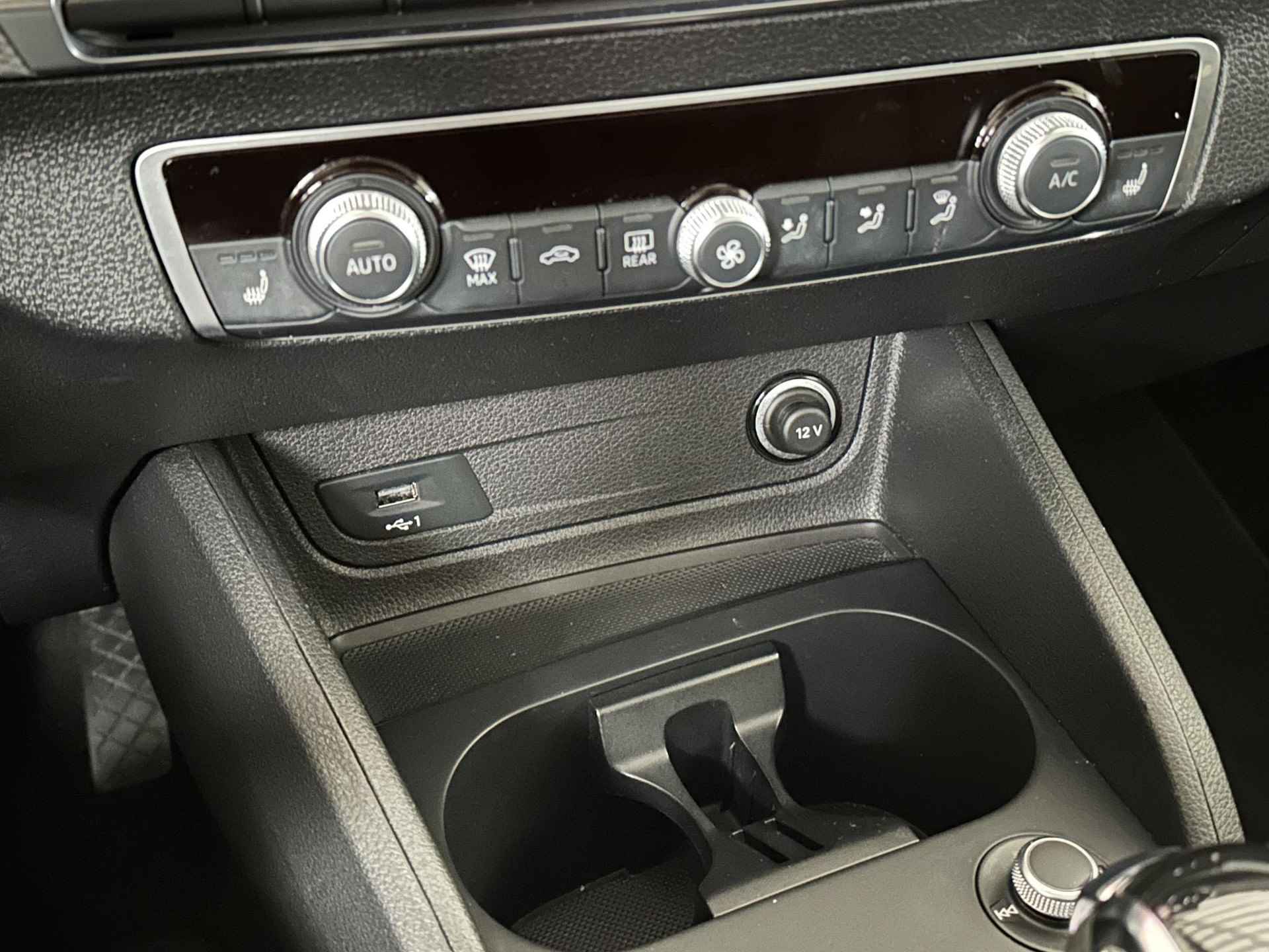 Audi Q2 35 TFSI S Edition Stoelverwarming | Camera| Matrix verlichting - 33/34