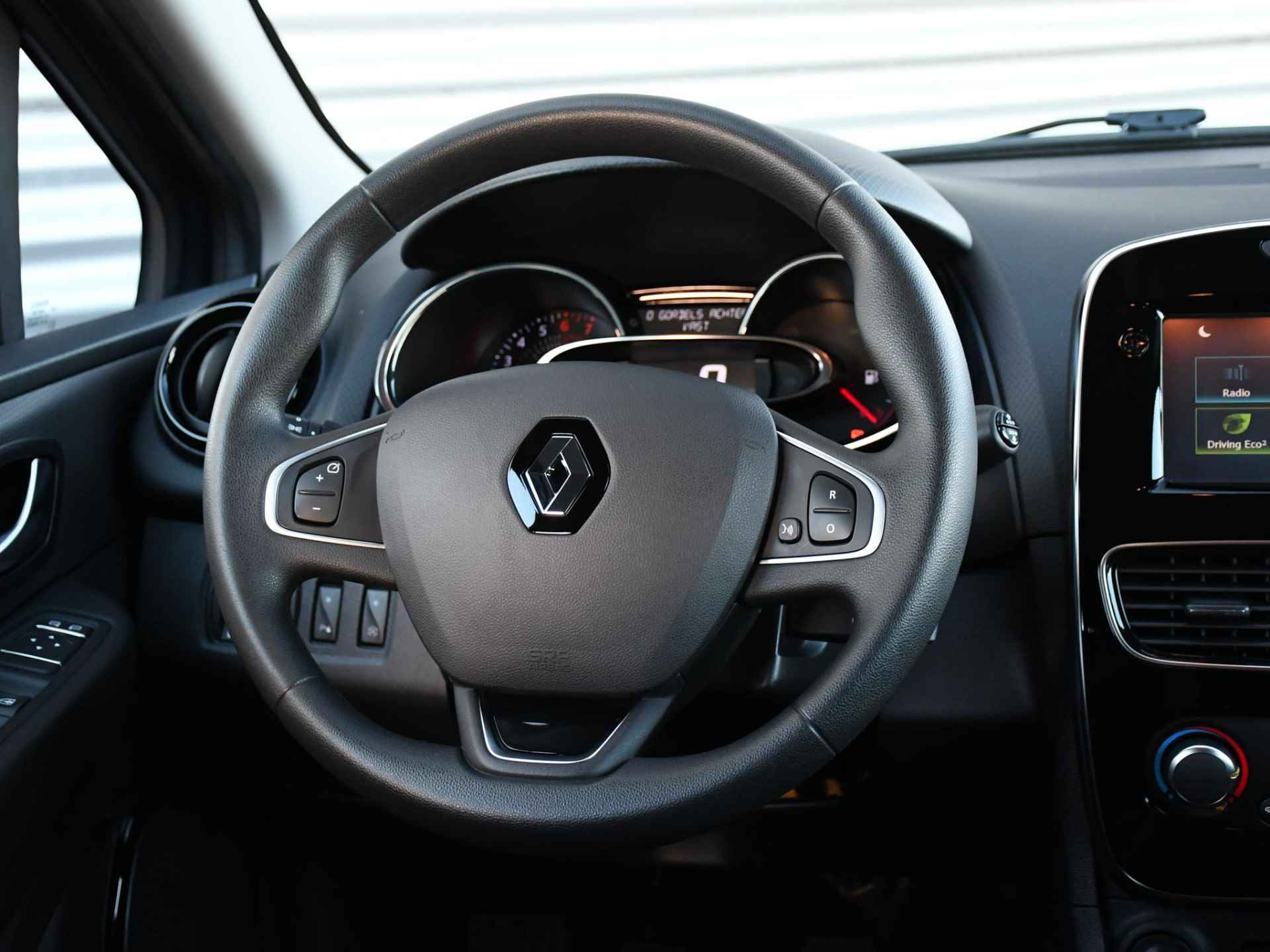 Renault Clio Estate Zen 0.9 TCe 90pk KEYLESS ENTRY | NAVI | CRUISE | PRIVACY GLASS | 16''LM - 12/26