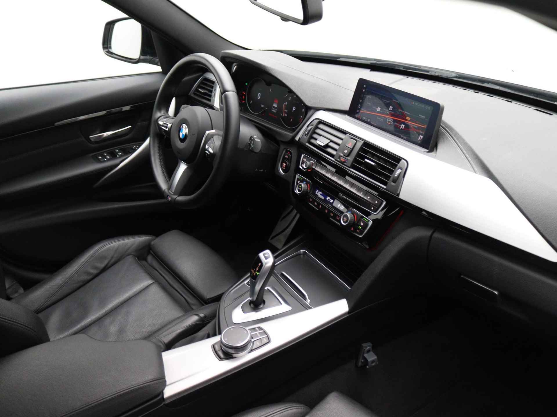 BMW 3-serie Touring 318i M Sport Corp. Lease | M-Pakket | Navi | Leder | Cruise | LED | PDC | M Aerodynamica | Sport Stuur, Stoelen, Onderstel | - 25/32
