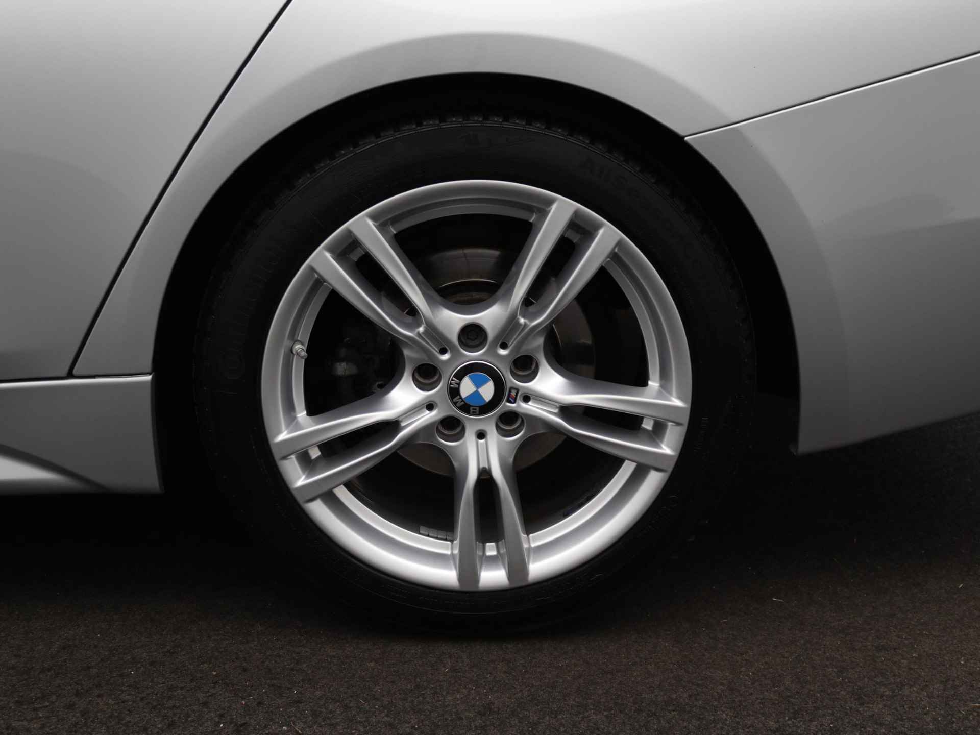 BMW 3-serie Touring 318i M Sport Corp. Lease | M-Pakket | Navi | Leder | Cruise | LED | PDC | M Aerodynamica | Sport Stuur, Stoelen, Onderstel | - 30/32