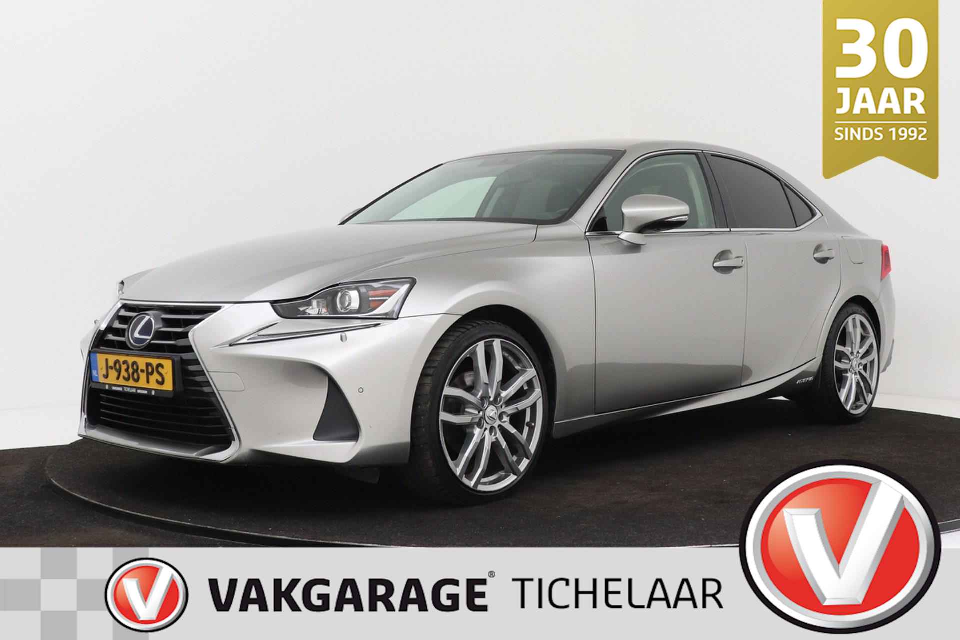 Lexus IS 300h Hybrid | Navigatie | 19" Velgen | PDC V+A | Voorruitverwarming |