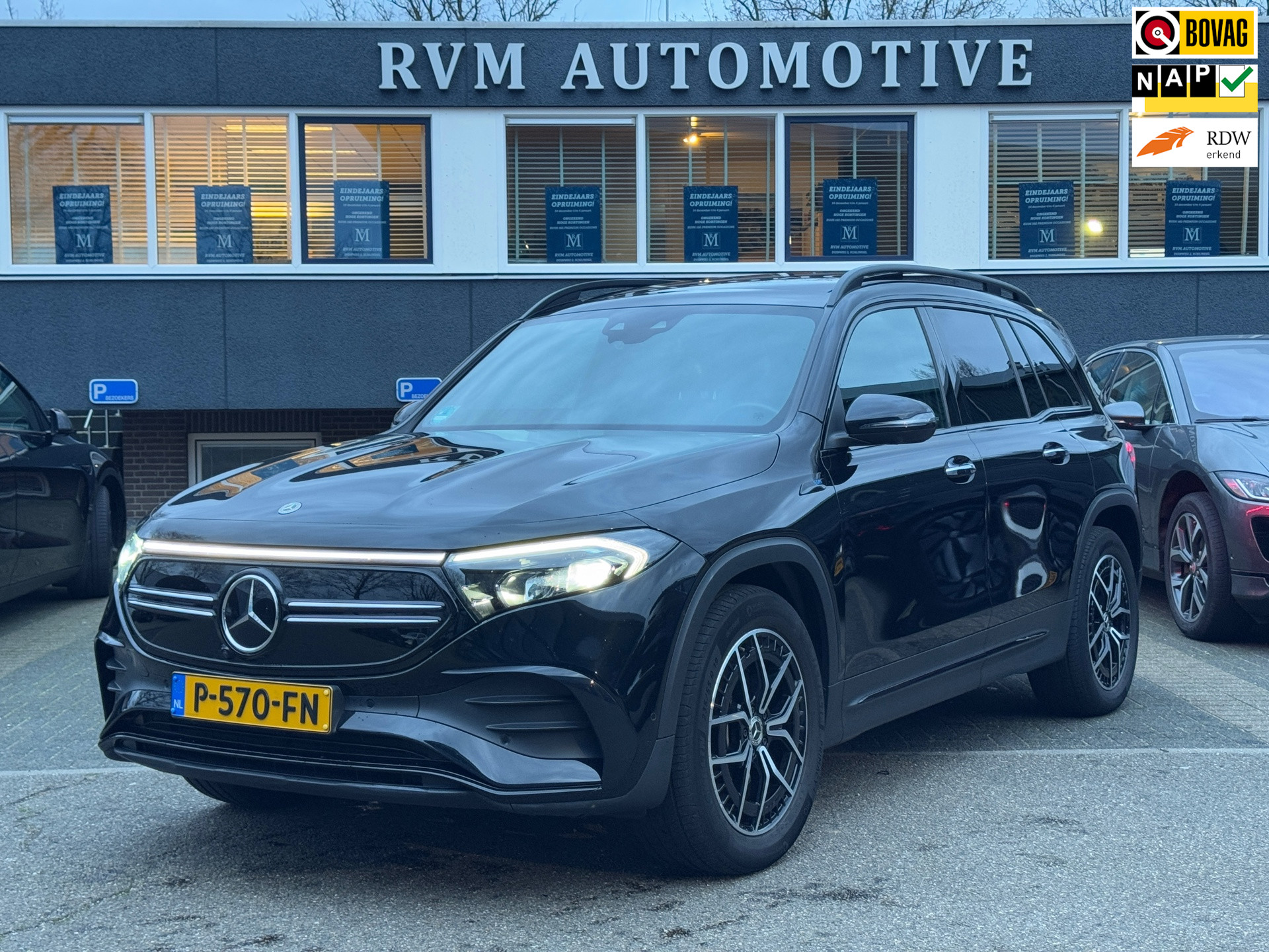 Mercedes-Benz EQB 300 4MATIC AMG Line 7p. 67 kWh VAN 44.900 VOOR 41.770 EINDEJAARSVOORDEEL 3.130 | ORIG. NL. NAP KM. | 7 PERSOONS