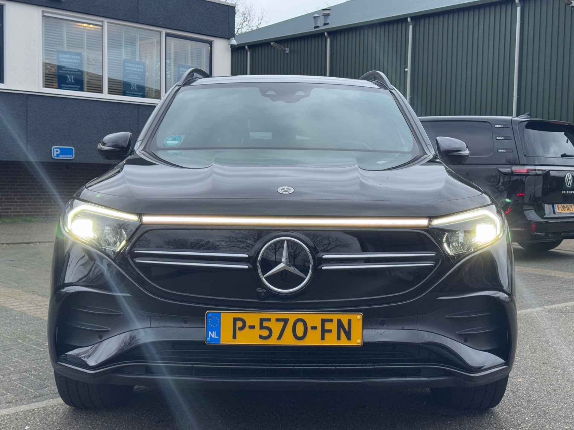 Mercedes-Benz EQB 300 4MATIC AMG Line 7p. 67 kWh VAN 44.900 VOOR 41.770 EINDEJAARSVOORDEEL 3.130 | ORIG. NL. NAP KM. | 7 PERSOONS - 3/54