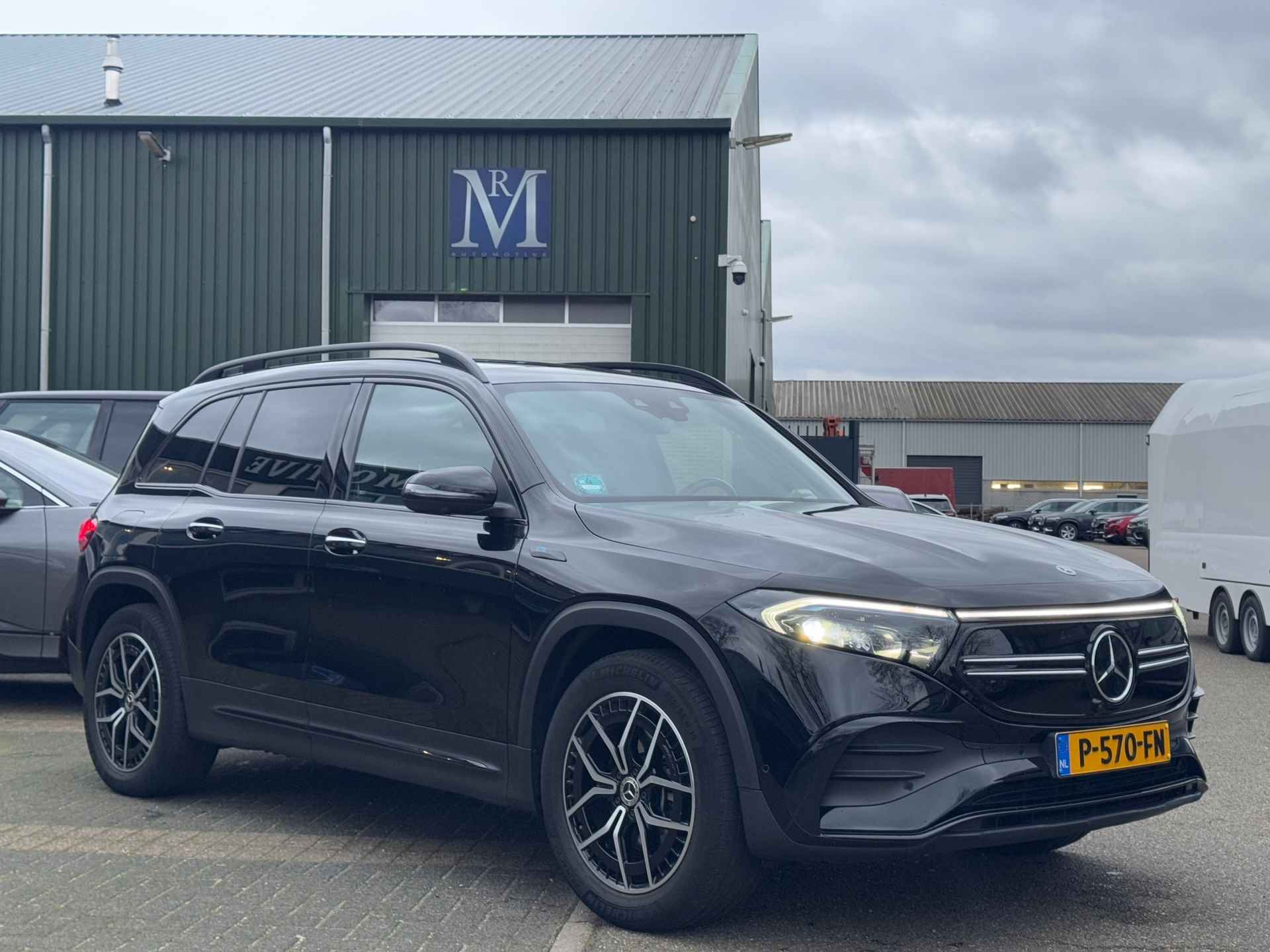 Mercedes-Benz EQB 300 4MATIC AMG Line 7p. 67 kWh VAN 44.900 VOOR 41.770 EINDEJAARSVOORDEEL 3.130 | ORIG. NL. NAP KM. | 7 PERSOONS - 4/54