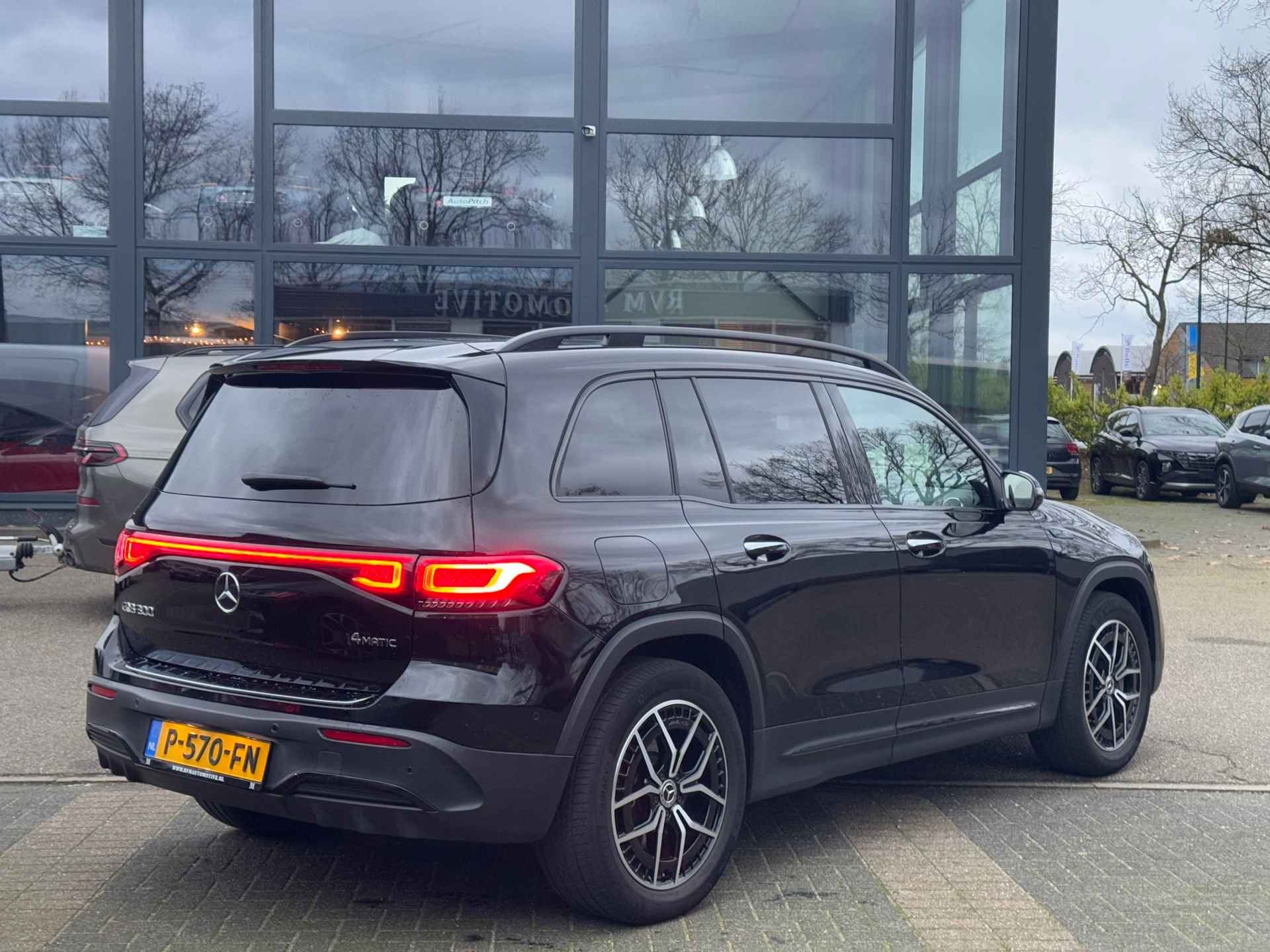 Mercedes-Benz EQB 300 4MATIC AMG Line 7p. 67 kWh VAN 44.900 VOOR 41.770 EINDEJAARSVOORDEEL 3.130 | ORIG. NL. NAP KM. | 7 PERSOONS - 5/54