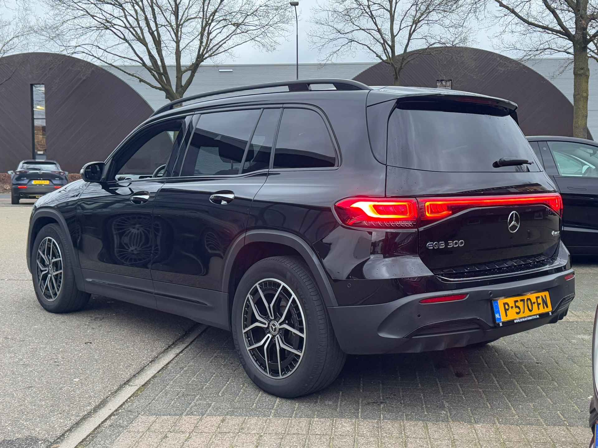 Mercedes-Benz EQB 300 4MATIC AMG Line 7p. 67 kWh VAN 44.900 VOOR 41.770 EINDEJAARSVOORDEEL 3.130 | ORIG. NL. NAP KM. | 7 PERSOONS - 6/54