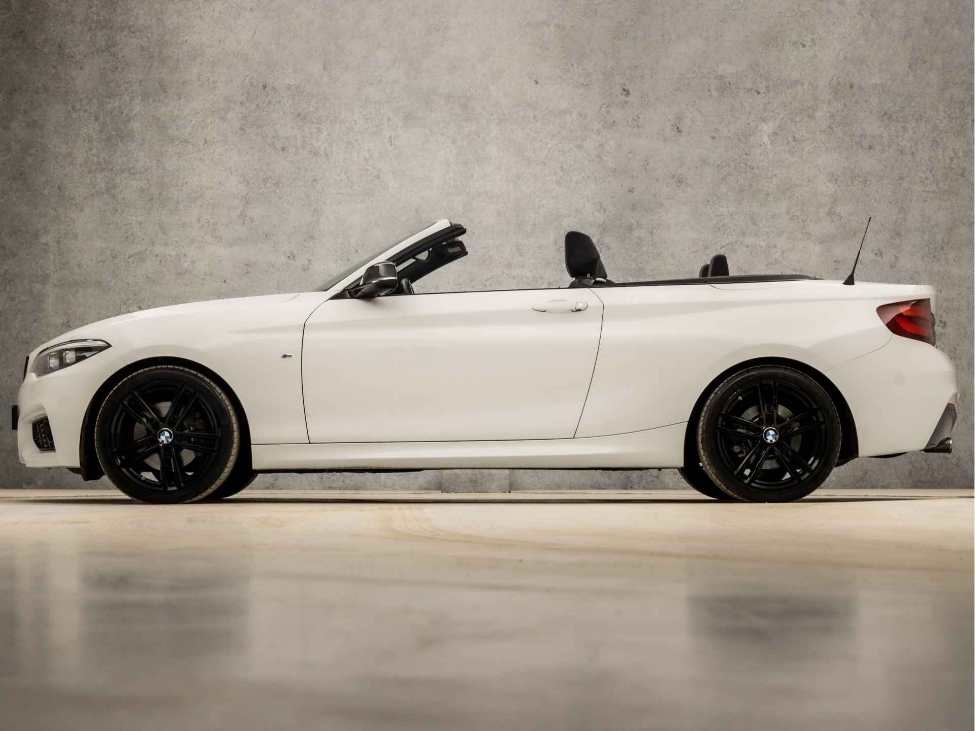 BMW 2 Serie Cabrio 220i M Sport 184Pk Automaat (FACELIFT, NAVIGATIE, M PAKKET, DEALER ONDERHOUDEN, STOELVERWARMING, ALCANTARA SPORTSTOELEN, DIGITAL COCKPIT, SPORT AUTOMAAT, FLIPPERS, NIEUWSTAAT) - 2/37