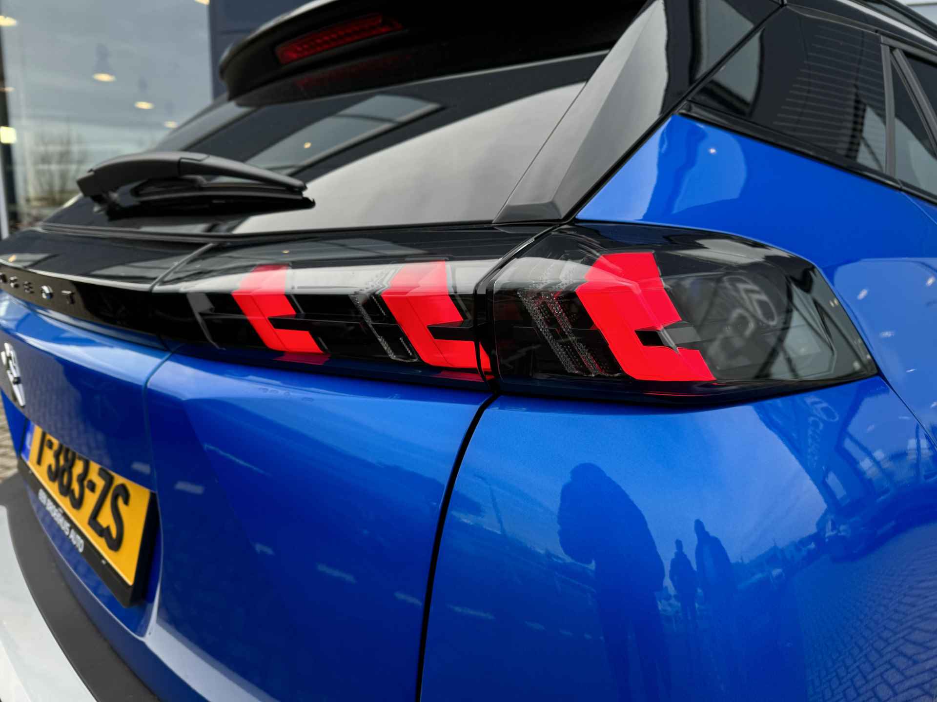 Peugeot e-2008 EV GT 50 kWh | Schuif/Kantel dak | Stoelverwarming | Achteruitrij camera | Sensoren V/A | Keyless - 15/45