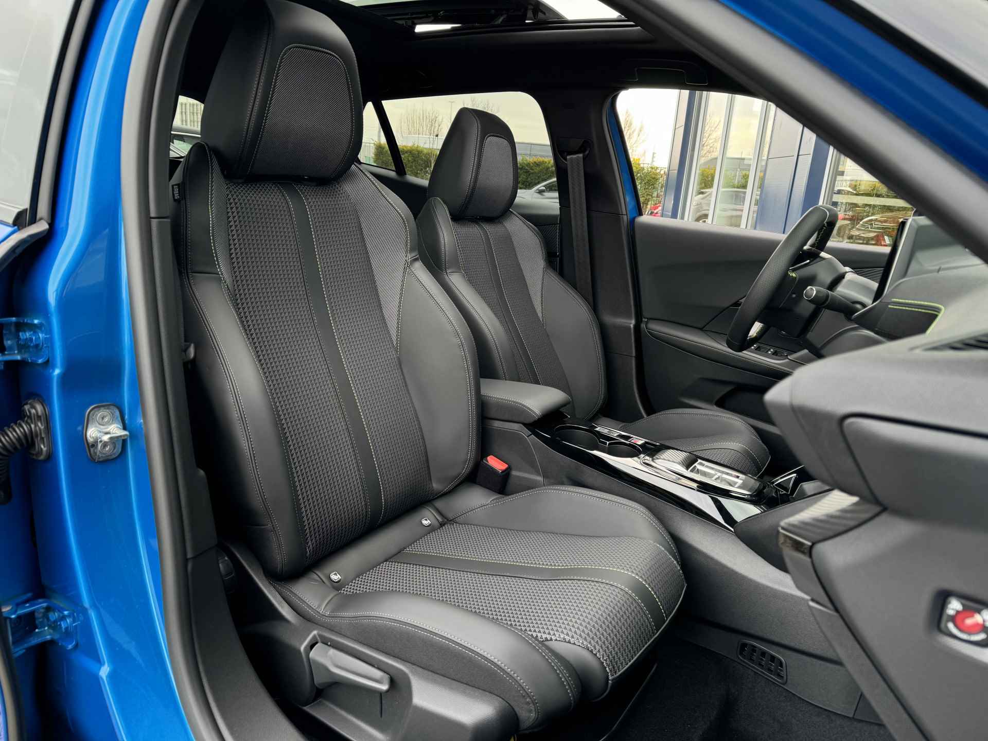 Peugeot e-2008 EV GT 50 kWh | Schuif/Kantel dak | Stoelverwarming | Achteruitrij camera | Sensoren V/A | Keyless - 21/45