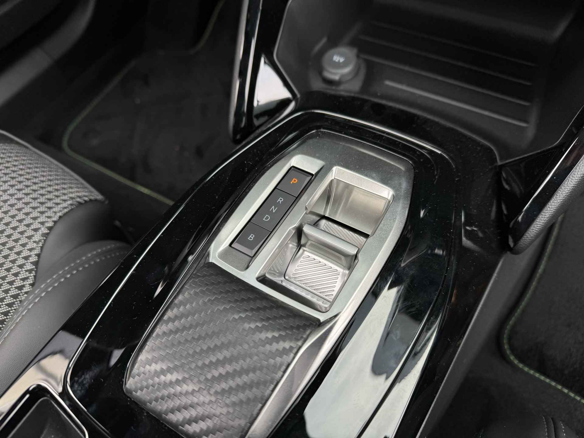 Peugeot e-2008 EV GT 50 kWh | Schuif/Kantel dak | Stoelverwarming | Achteruitrij camera | Sensoren V/A | Keyless - 29/45