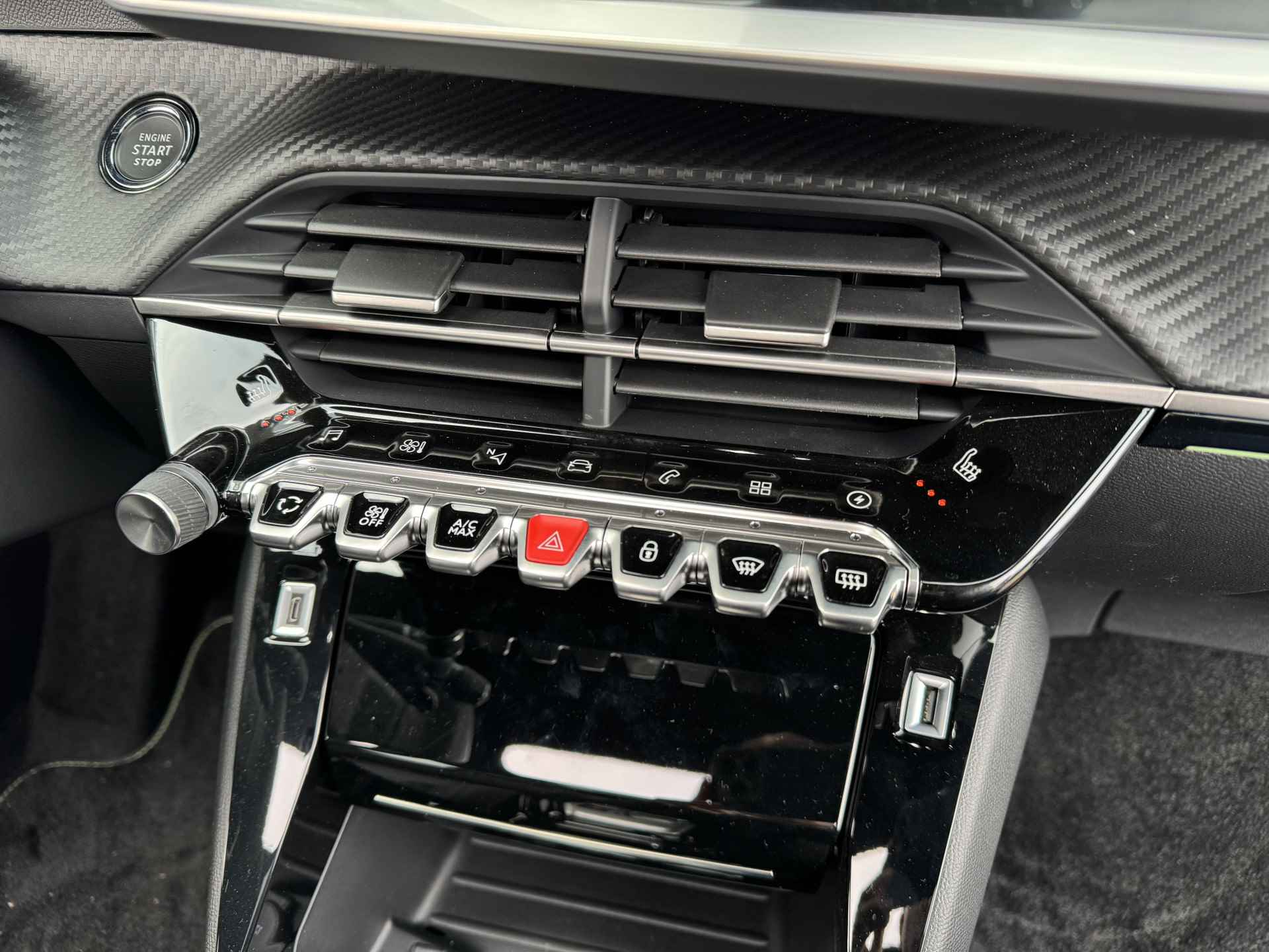 Peugeot e-2008 EV GT 50 kWh | Schuif/Kantel dak | Stoelverwarming | Achteruitrij camera | Sensoren V/A | Keyless - 30/45