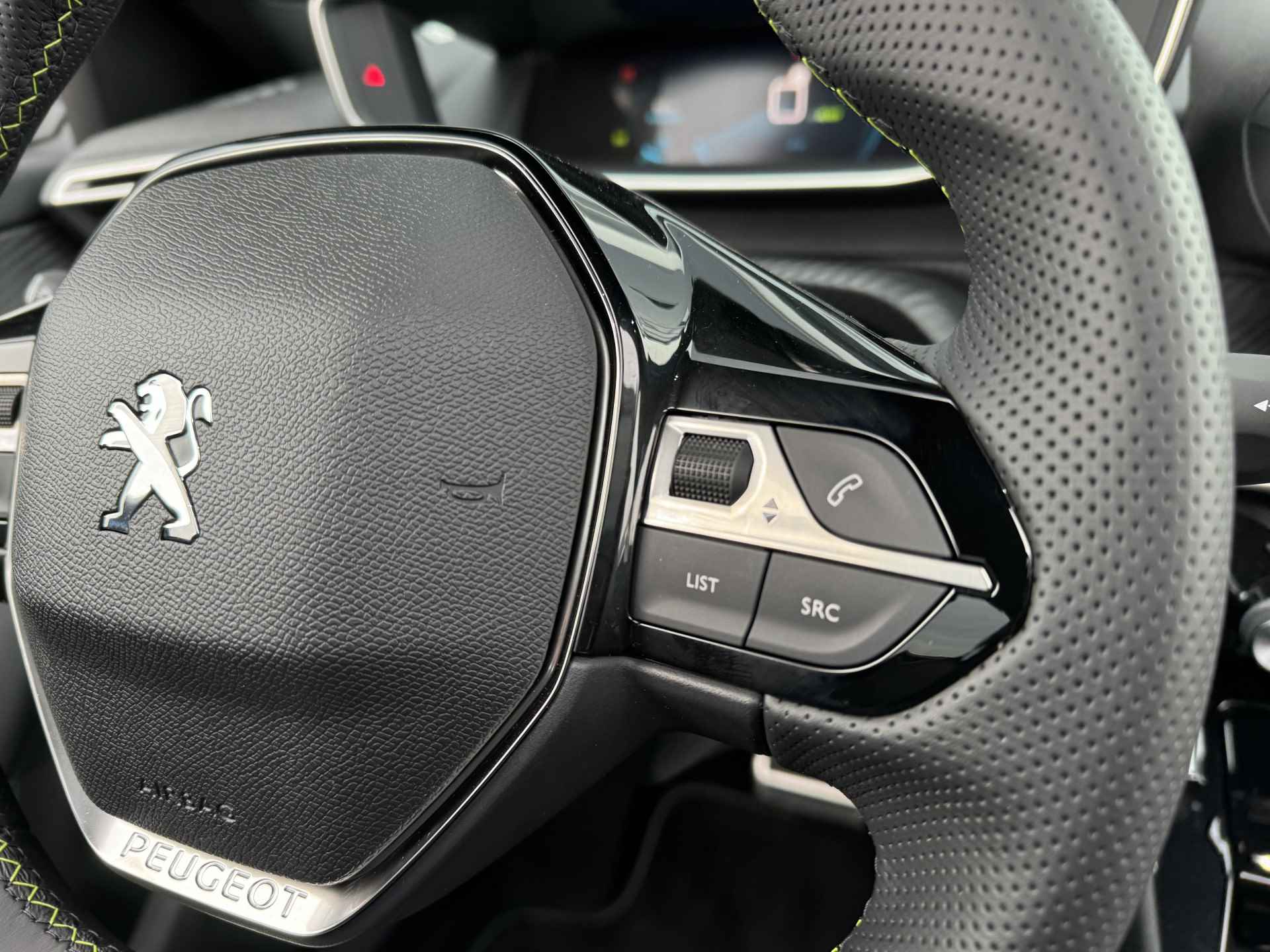 Peugeot e-2008 EV GT 50 kWh | Schuif/Kantel dak | Stoelverwarming | Achteruitrij camera | Sensoren V/A | Keyless - 40/45