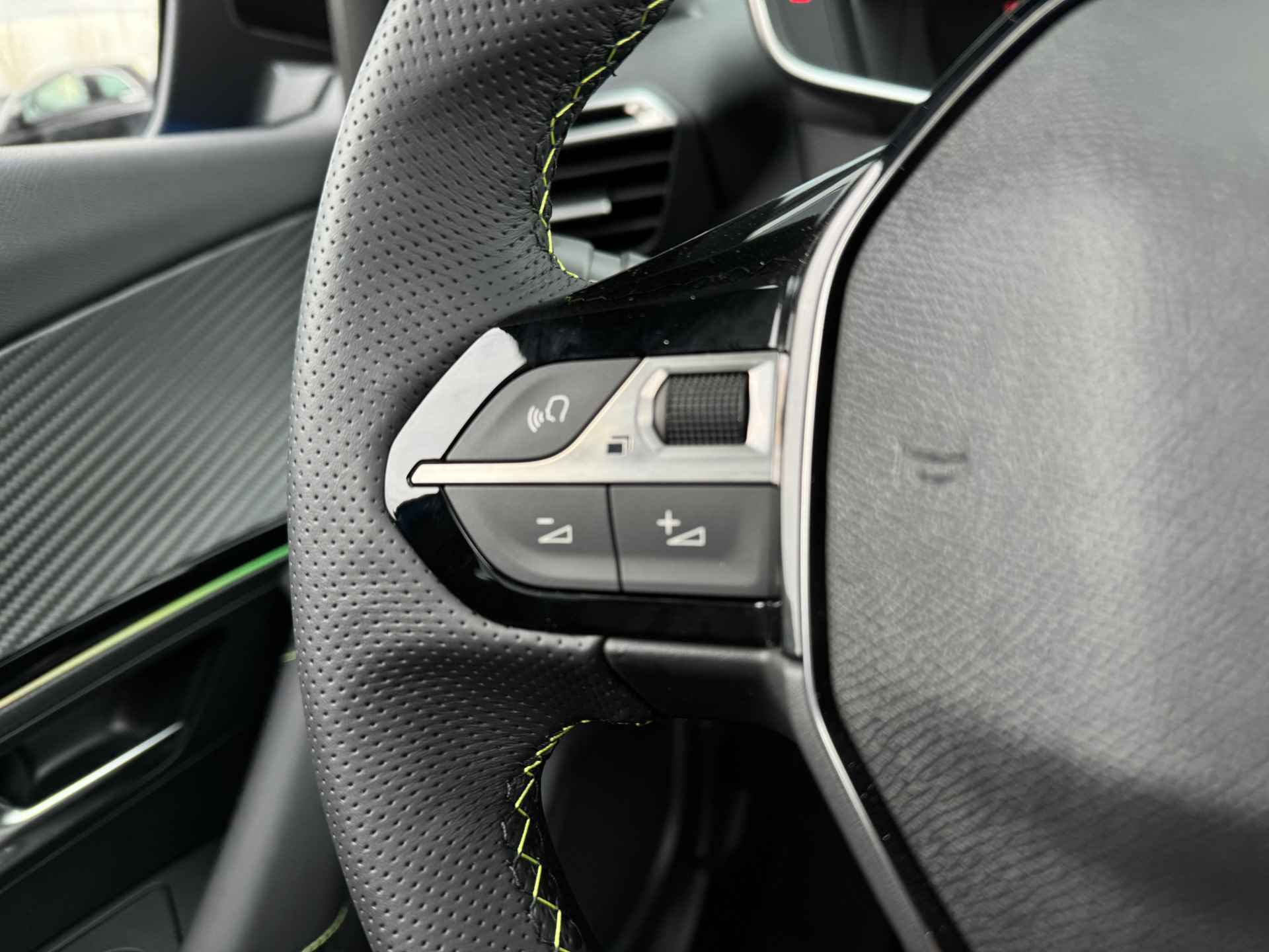 Peugeot e-2008 EV GT 50 kWh | Schuif/Kantel dak | Stoelverwarming | Achteruitrij camera | Sensoren V/A | Keyless - 42/45