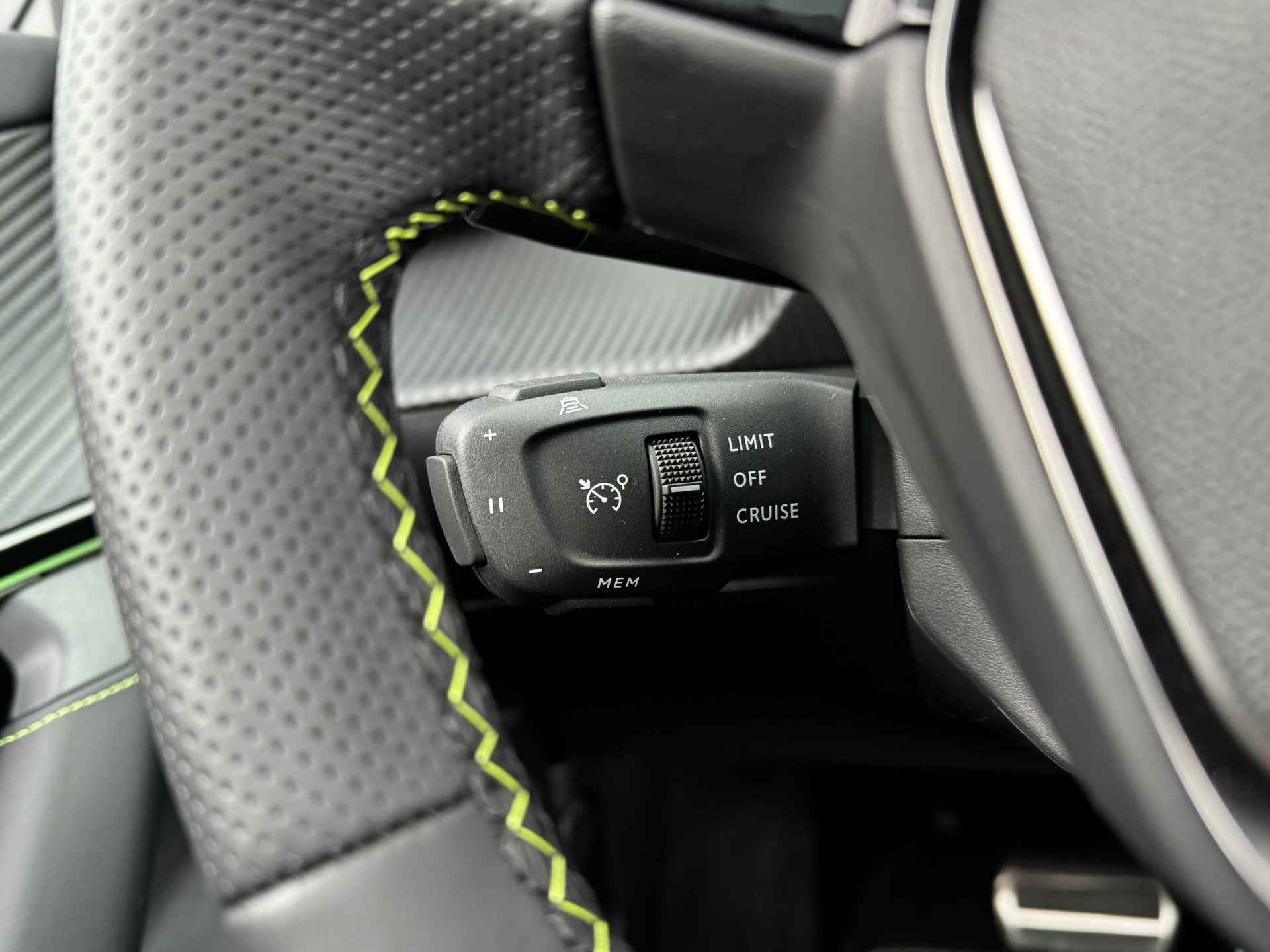 Peugeot e-2008 EV GT 50 kWh | Schuif/Kantel dak | Stoelverwarming | Achteruitrij camera | Sensoren V/A | Keyless - 43/45