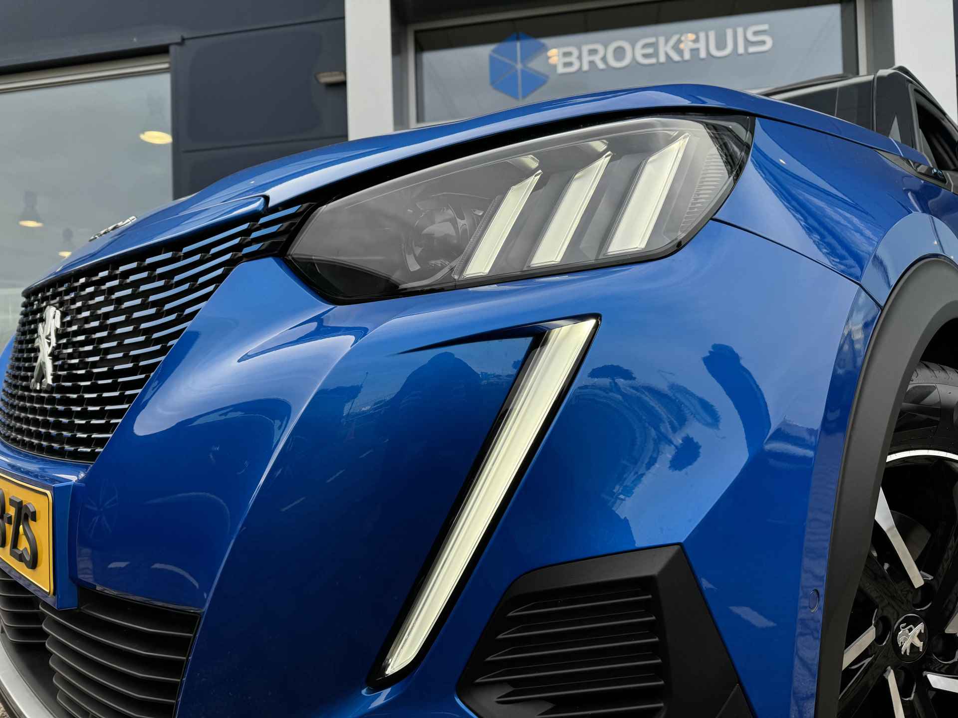 Peugeot e-2008 EV GT 50 kWh | Schuif/Kantel dak | Stoelverwarming | Achteruitrij camera | Sensoren V/A | Keyless - 4/45