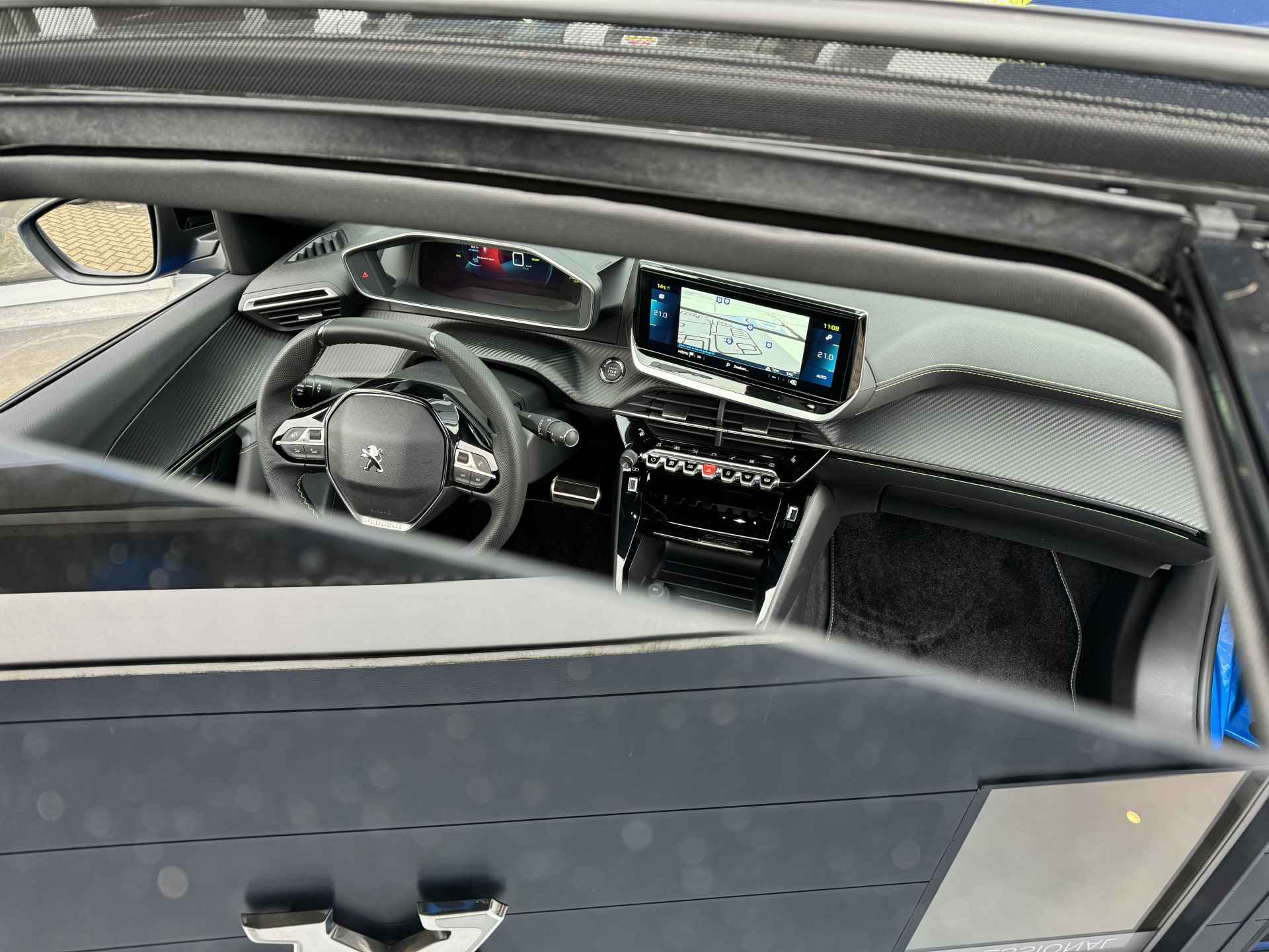 Peugeot e-2008 EV GT 50 kWh | Schuif/Kantel dak | Stoelverwarming | Achteruitrij camera | Sensoren V/A | Keyless - 25/45