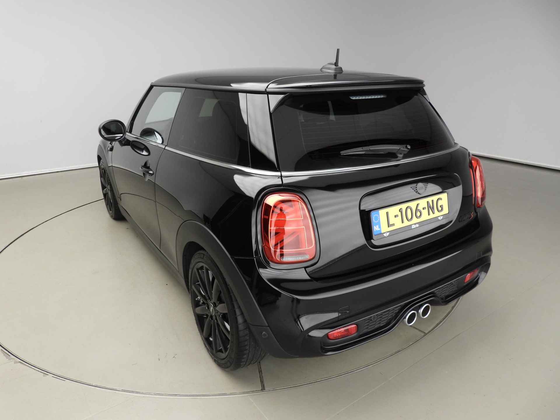 Mini 3-deurs Cooper S Automaat / Leder / Stoelverwarming / Climate / PDC / Cruise / LED / Alu wielen 17 inch - 32/37