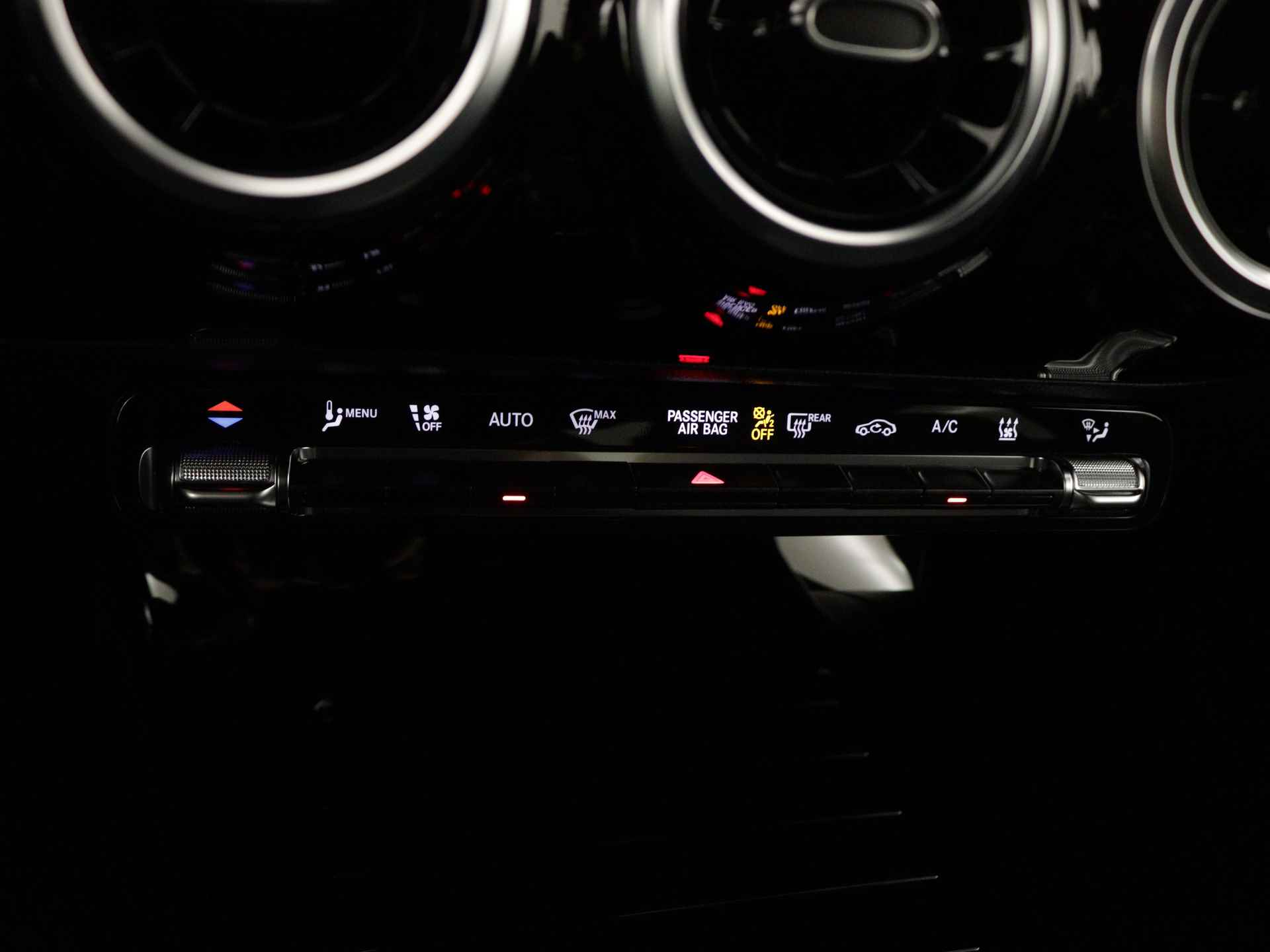 Mercedes-Benz CLA-Klasse 250 e Star Edition | Dodehoekassistent | USB pakket plus | Parkeerpakket met achteruitrijcamera | High-performance led-koplampen | Verwarmde stoelen vooraan | - 10/40
