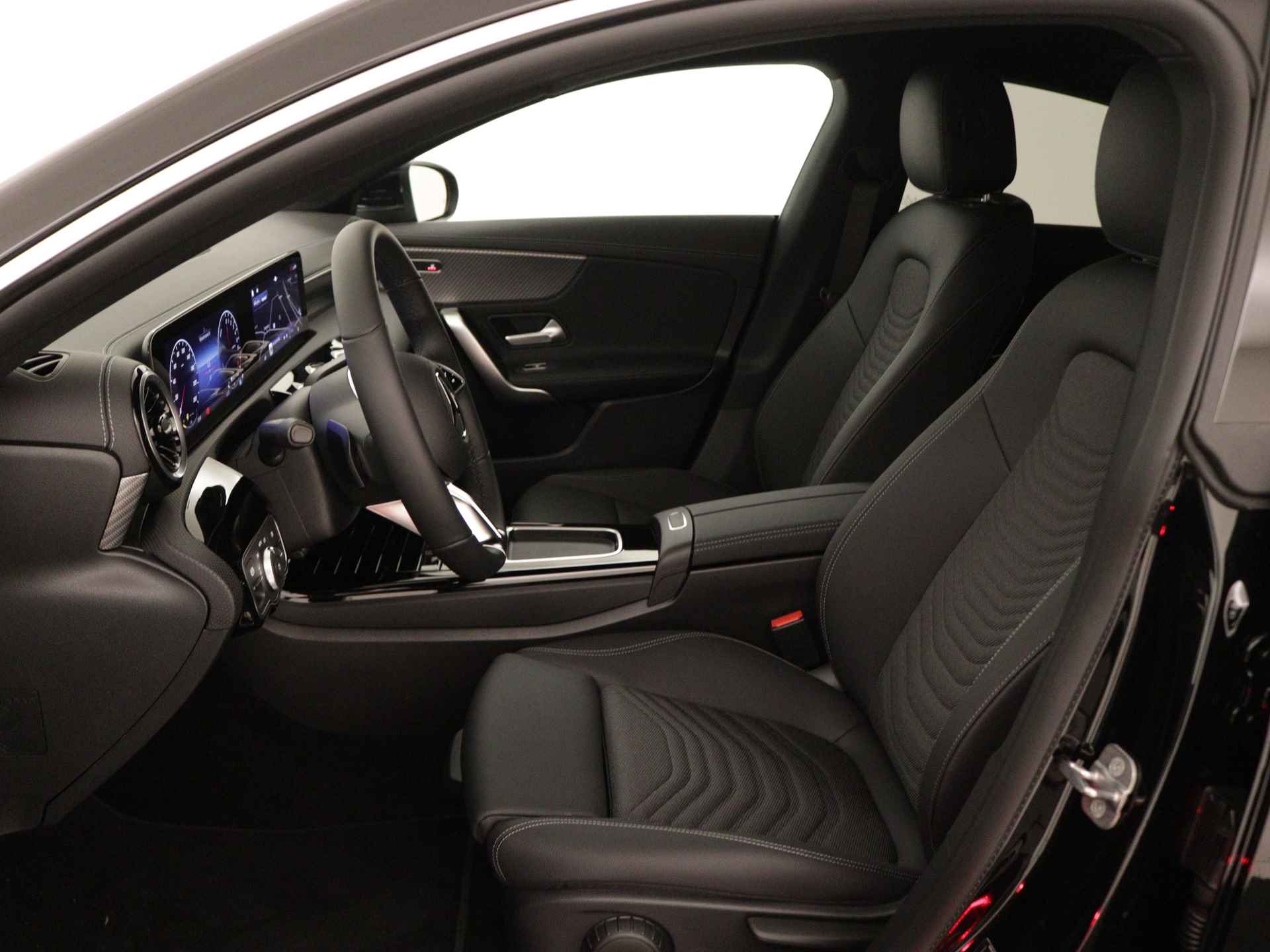 Mercedes-Benz CLA-Klasse 250 e Star Edition | Dodehoekassistent | USB pakket plus | Parkeerpakket met achteruitrijcamera | High-performance led-koplampen | Verwarmde stoelen vooraan | - 16/40