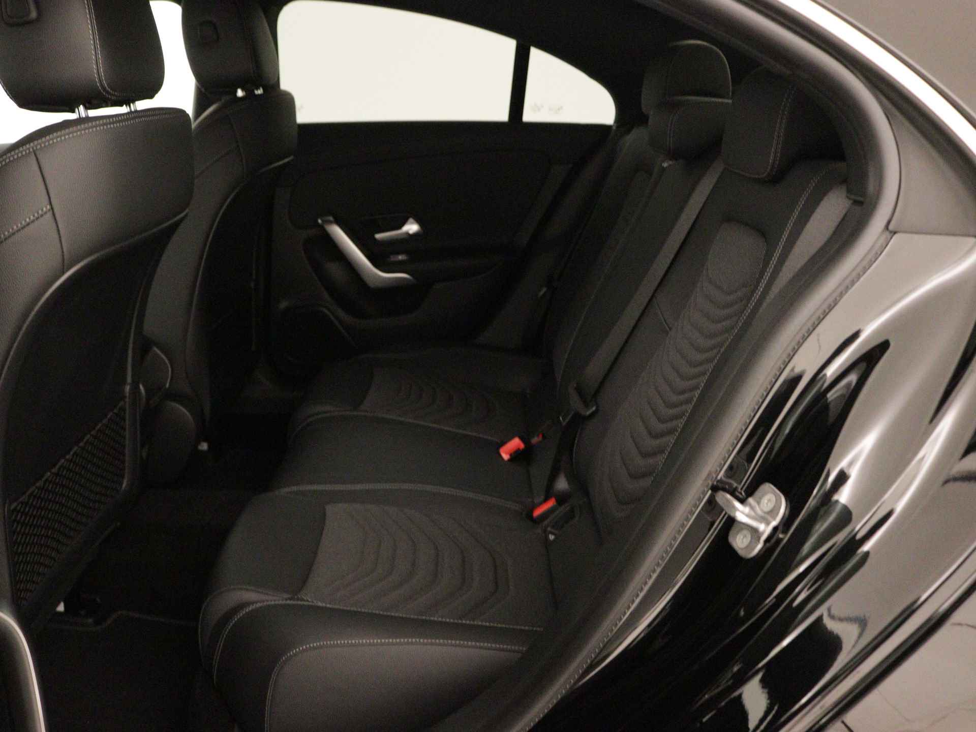 Mercedes-Benz CLA-Klasse 250 e Star Edition | Dodehoekassistent | USB pakket plus | Parkeerpakket met achteruitrijcamera | High-performance led-koplampen | Verwarmde stoelen vooraan | - 17/40