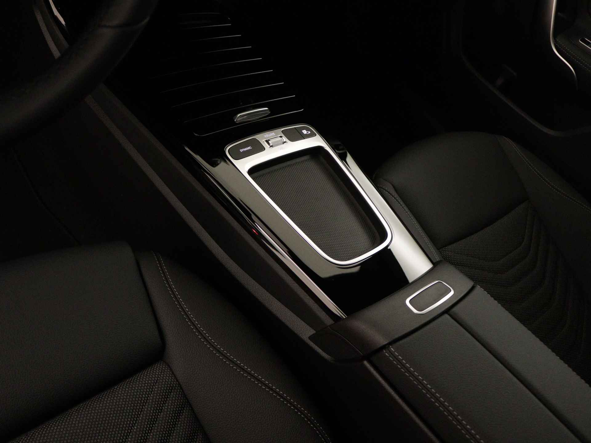 Mercedes-Benz CLA-Klasse 250 e Star Edition | Dodehoekassistent | USB pakket plus | Parkeerpakket met achteruitrijcamera | High-performance led-koplampen | Verwarmde stoelen vooraan | - 27/40