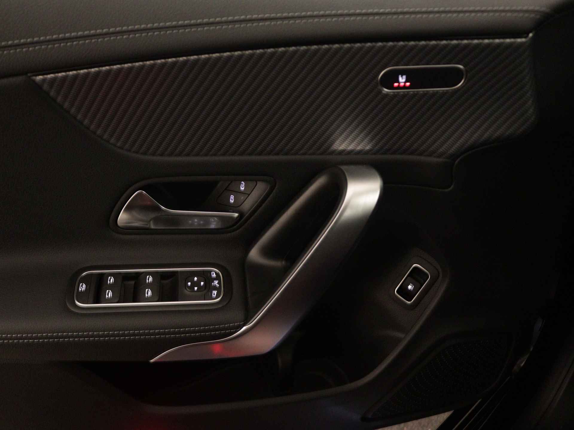 Mercedes-Benz CLA-Klasse 250 e Star Edition | Dodehoekassistent | USB pakket plus | Parkeerpakket met achteruitrijcamera | High-performance led-koplampen | Verwarmde stoelen vooraan | - 28/40