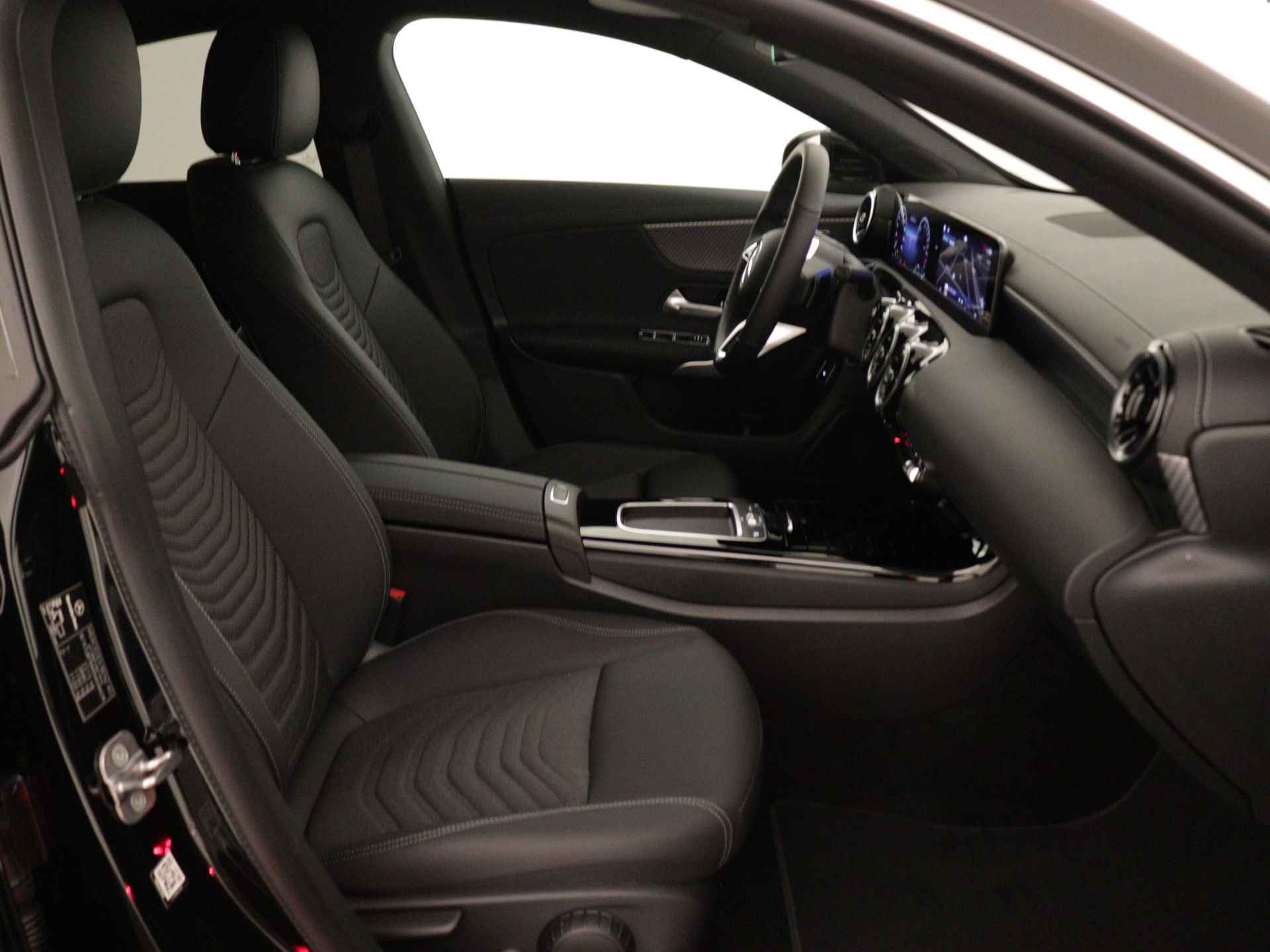 Mercedes-Benz CLA-Klasse 250 e Star Edition | Dodehoekassistent | USB pakket plus | Parkeerpakket met achteruitrijcamera | High-performance led-koplampen | Verwarmde stoelen vooraan | - 31/40