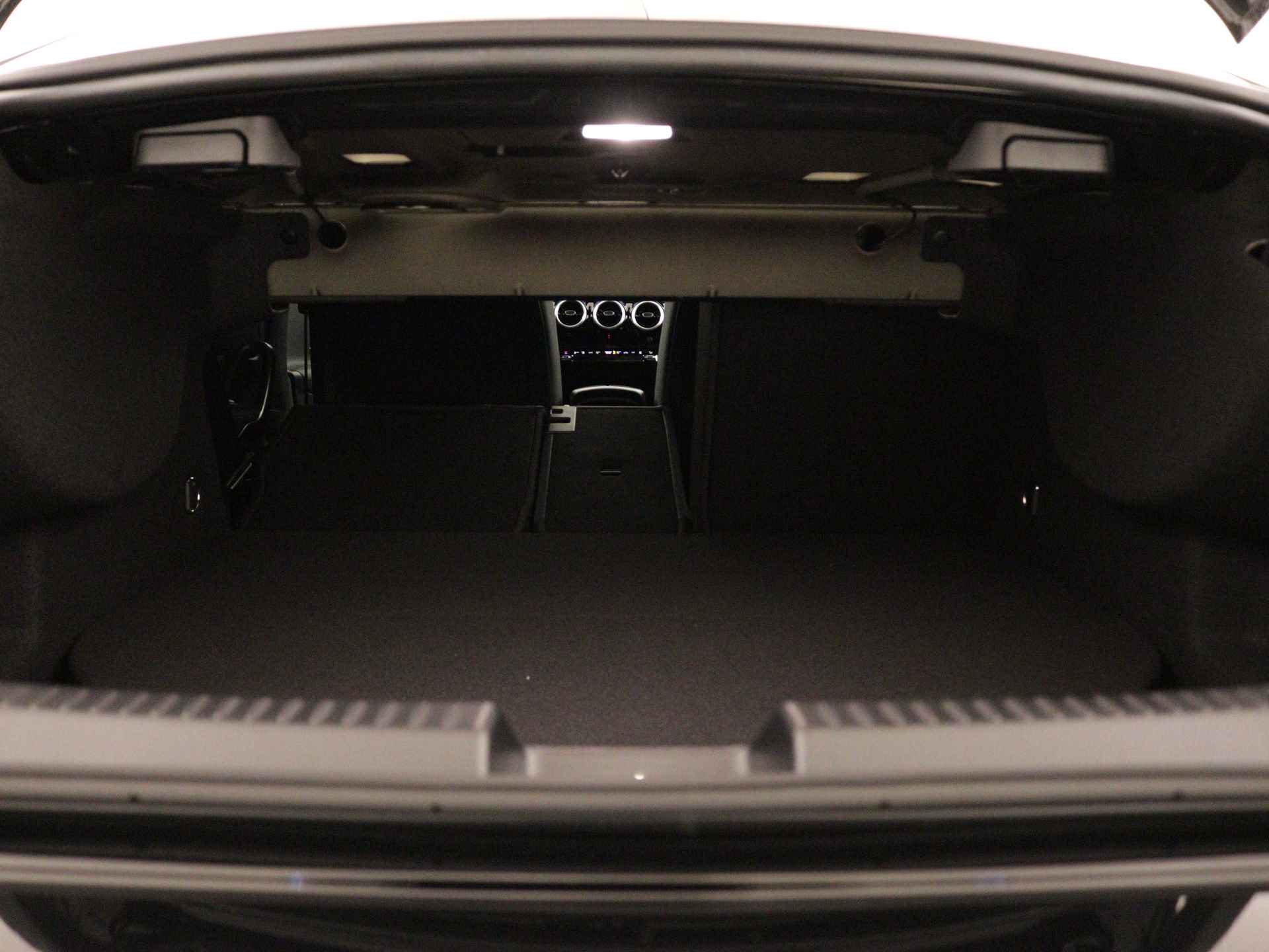 Mercedes-Benz CLA-Klasse 250 e Star Edition | Dodehoekassistent | USB pakket plus | Parkeerpakket met achteruitrijcamera | High-performance led-koplampen | Verwarmde stoelen vooraan | - 35/40