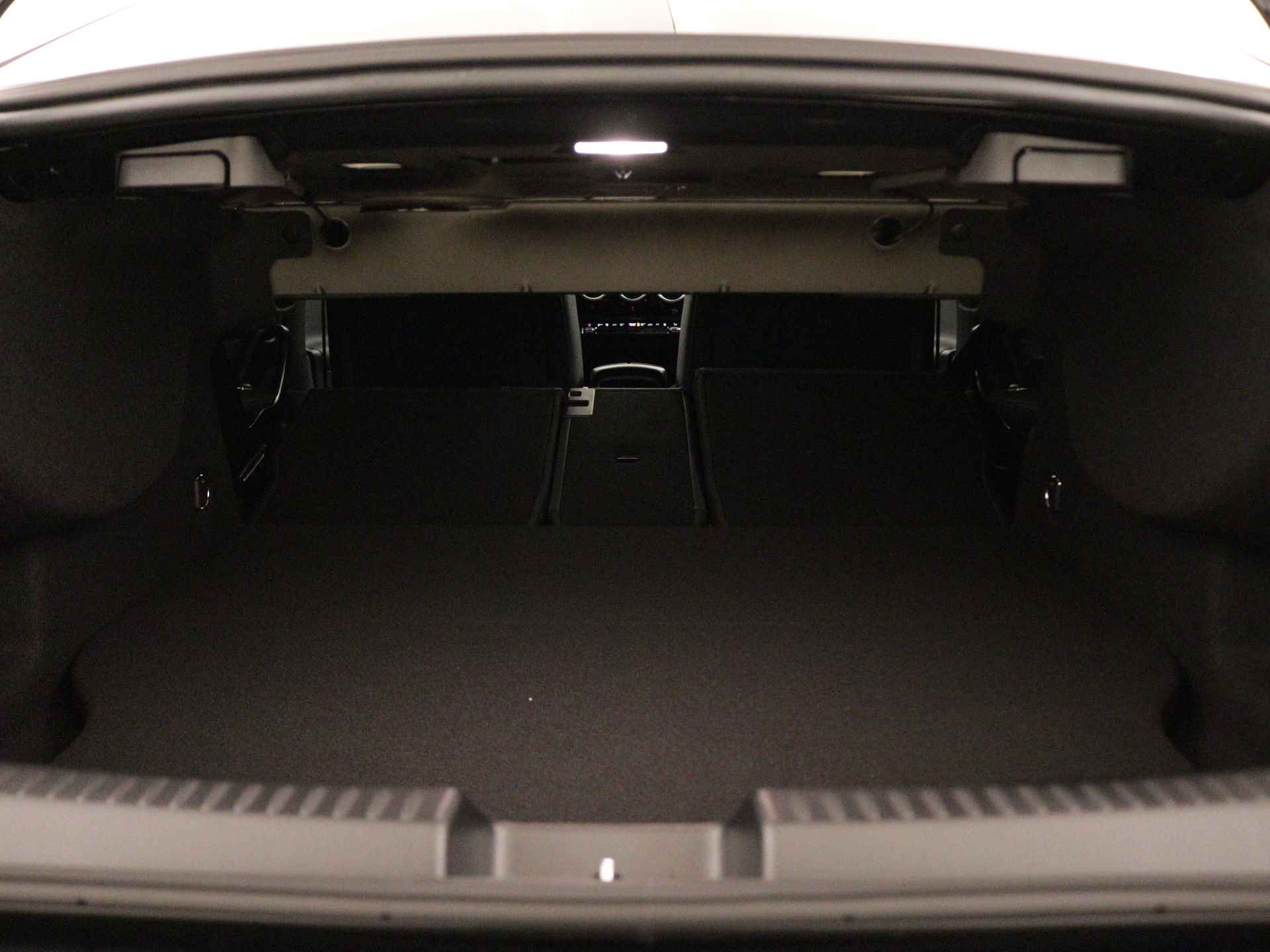 Mercedes-Benz CLA-Klasse 250 e Star Edition | Dodehoekassistent | USB pakket plus | Parkeerpakket met achteruitrijcamera | High-performance led-koplampen | Verwarmde stoelen vooraan | - 36/40