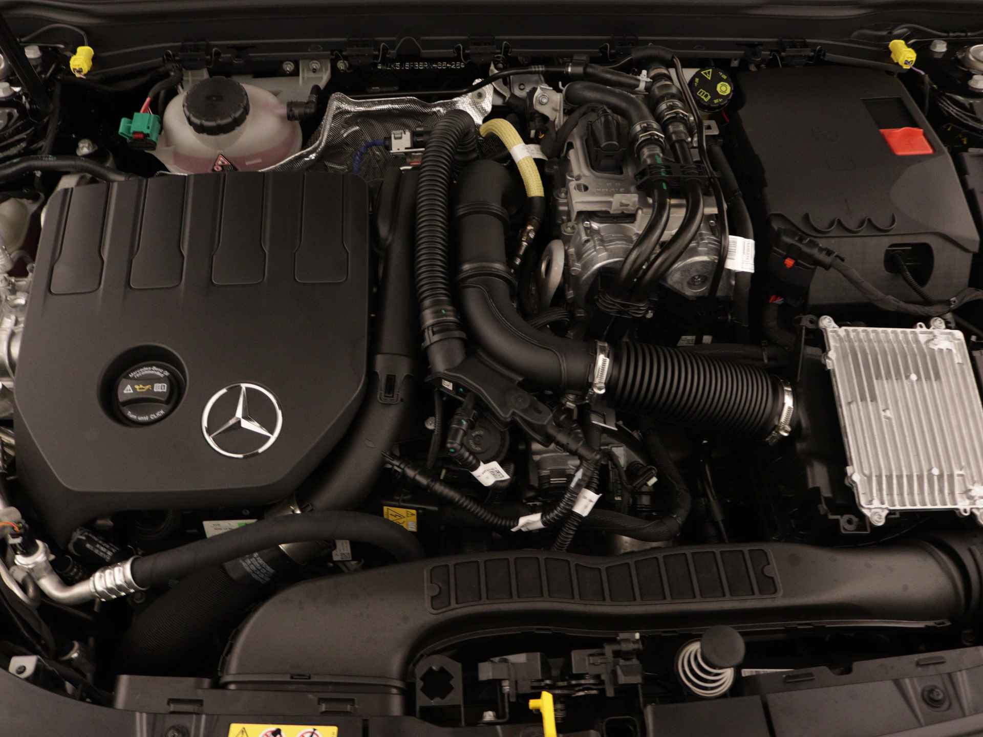 Mercedes-Benz CLA-Klasse 250 e Star Edition | Dodehoekassistent | USB pakket plus | Parkeerpakket met achteruitrijcamera | High-performance led-koplampen | Verwarmde stoelen vooraan | - 37/40