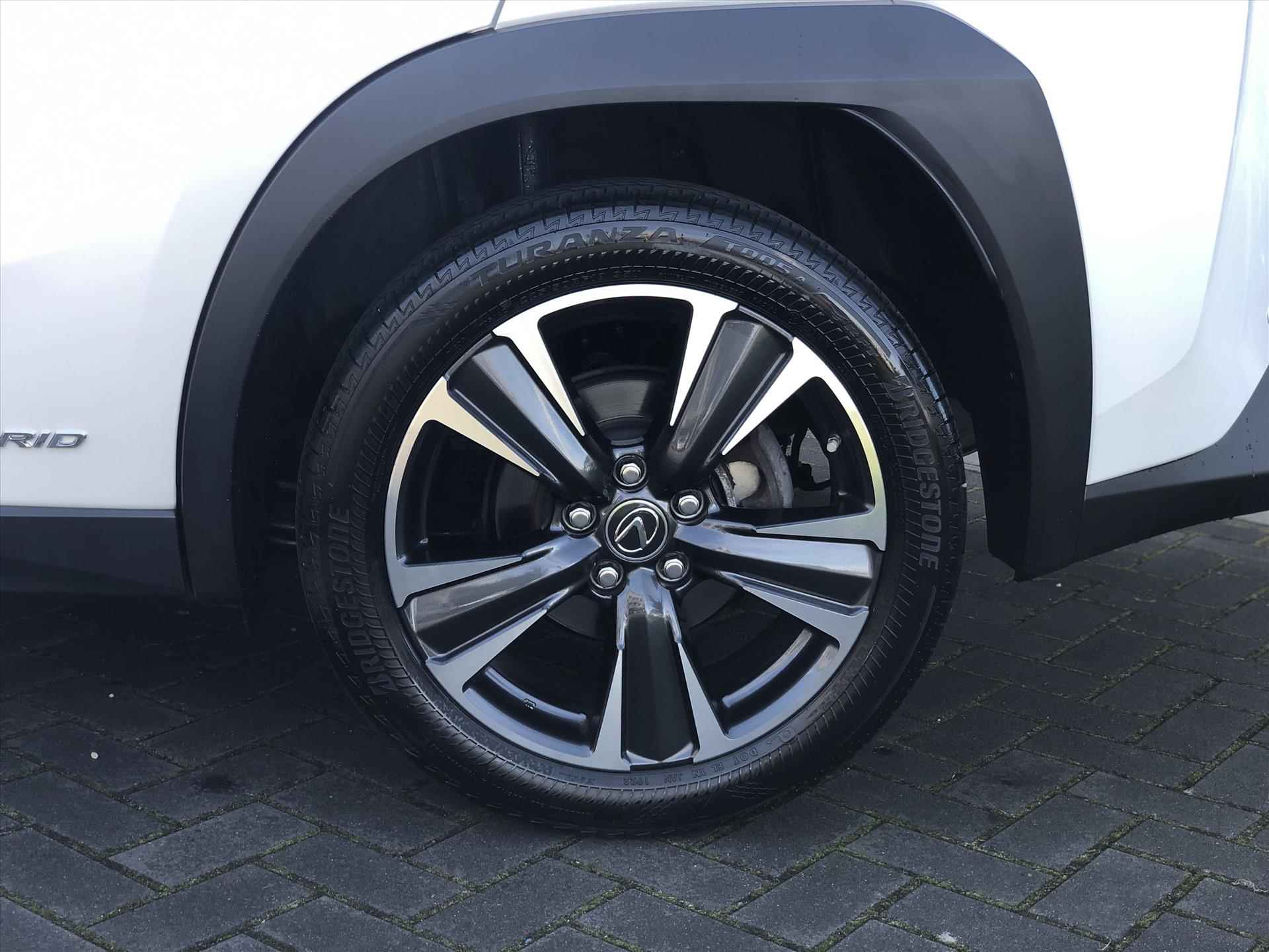 Lexus Ux 250h 184pk Preference Line | Dodehoekherkenning, Parkeersensoren, Keyless, 18 inch, CarPlay, Stoel + Stuurverwarming - 8/38