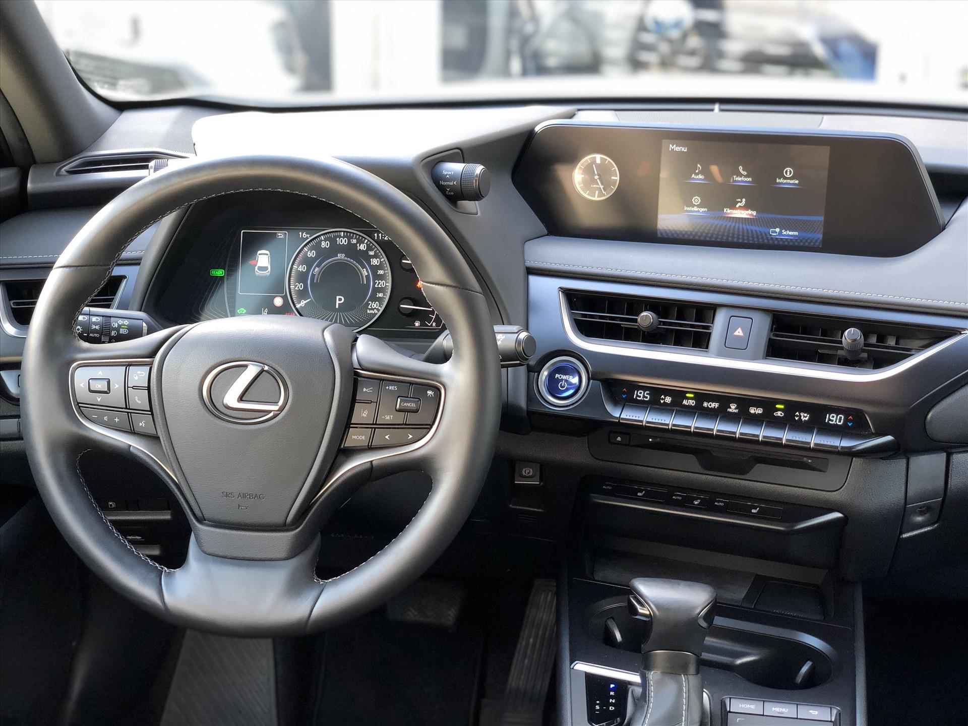 Lexus Ux 250h 184pk Preference Line | Dodehoekherkenning, Parkeersensoren, Keyless, 18 inch, CarPlay, Stoel + Stuurverwarming - 18/38