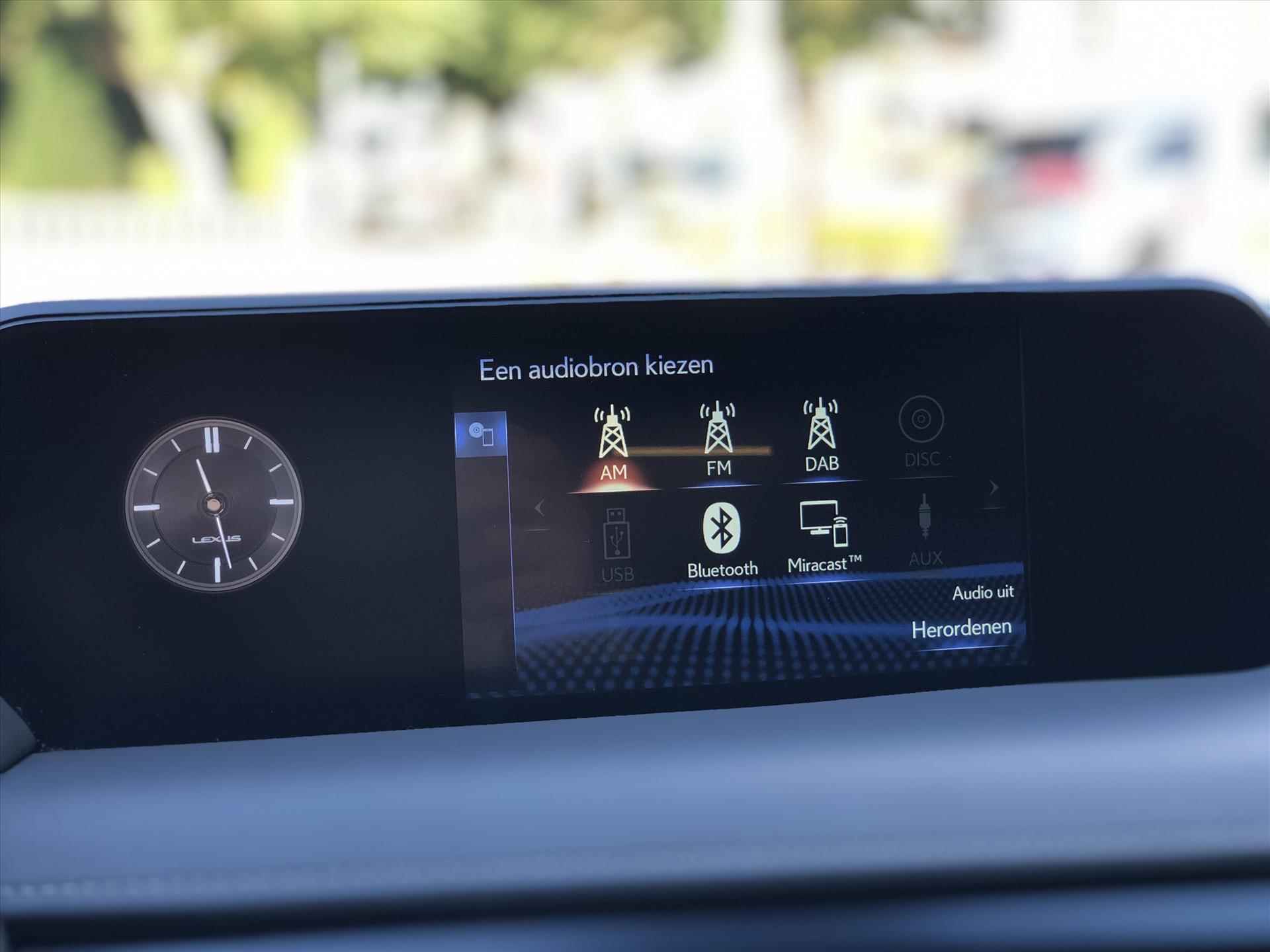 Lexus Ux 250h 184pk Preference Line | Dodehoekherkenning, Parkeersensoren, Keyless, 18 inch, CarPlay, Stoel + Stuurverwarming - 23/38