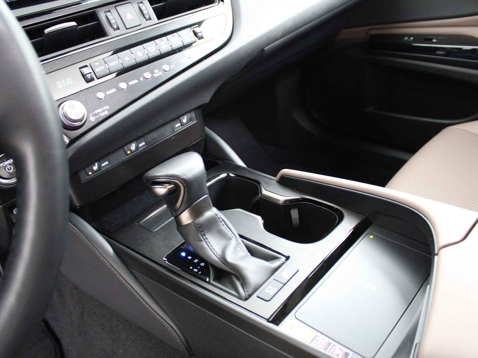 Lexus ES 300h Business Line | Schuifdak | Premium Navigatie | Safety System+ | Leer | Stoelverwarming | - 36/53